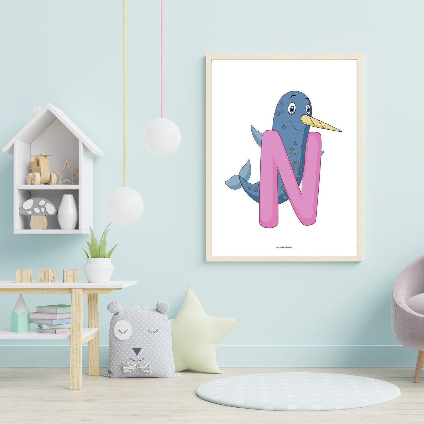 børneplakat og læringsplakat med bogstaver n vist ophængt på en væg i et børneværelse