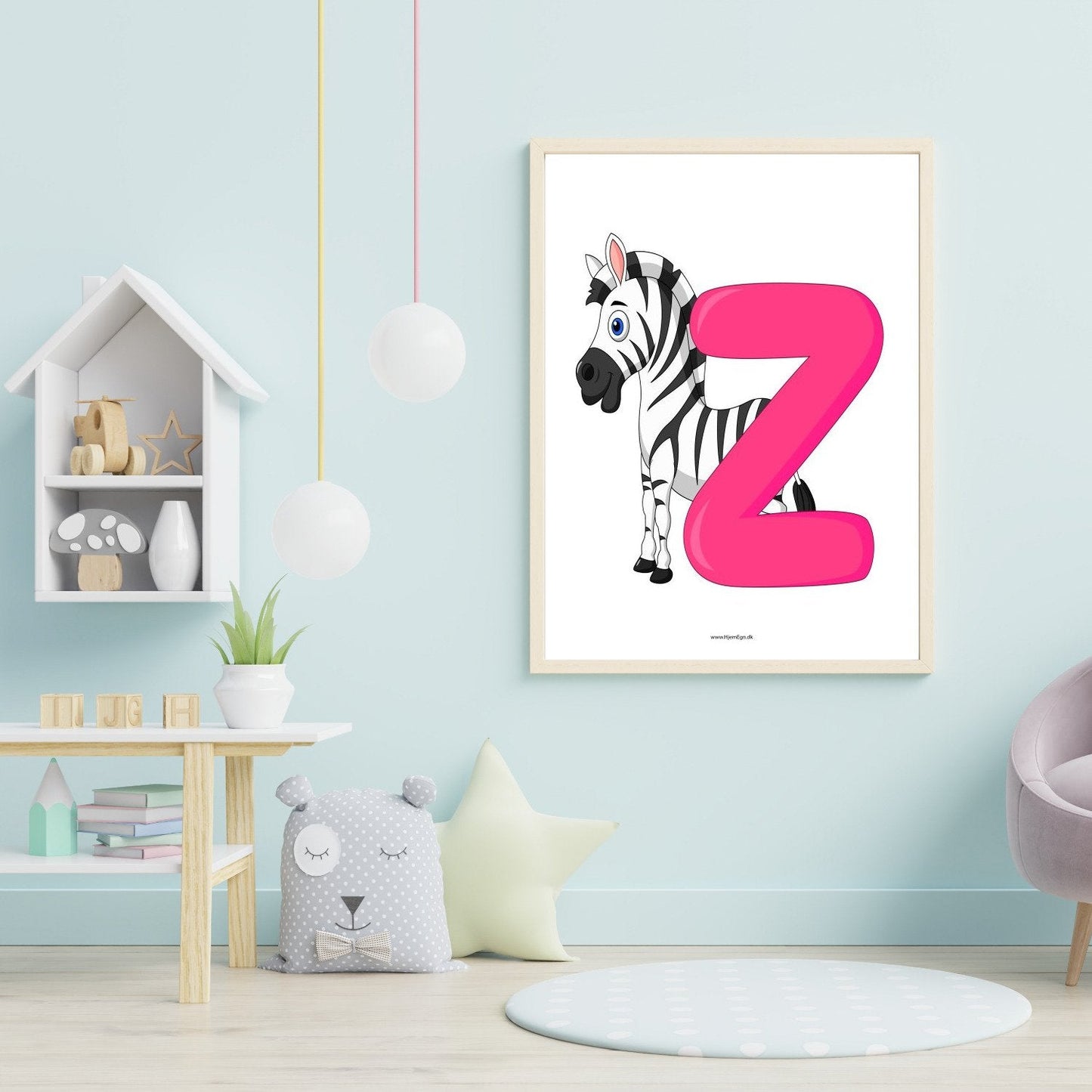 børneplakat og læringsplakat med bogstaver z vist ophængt på en væg i et børneværelse