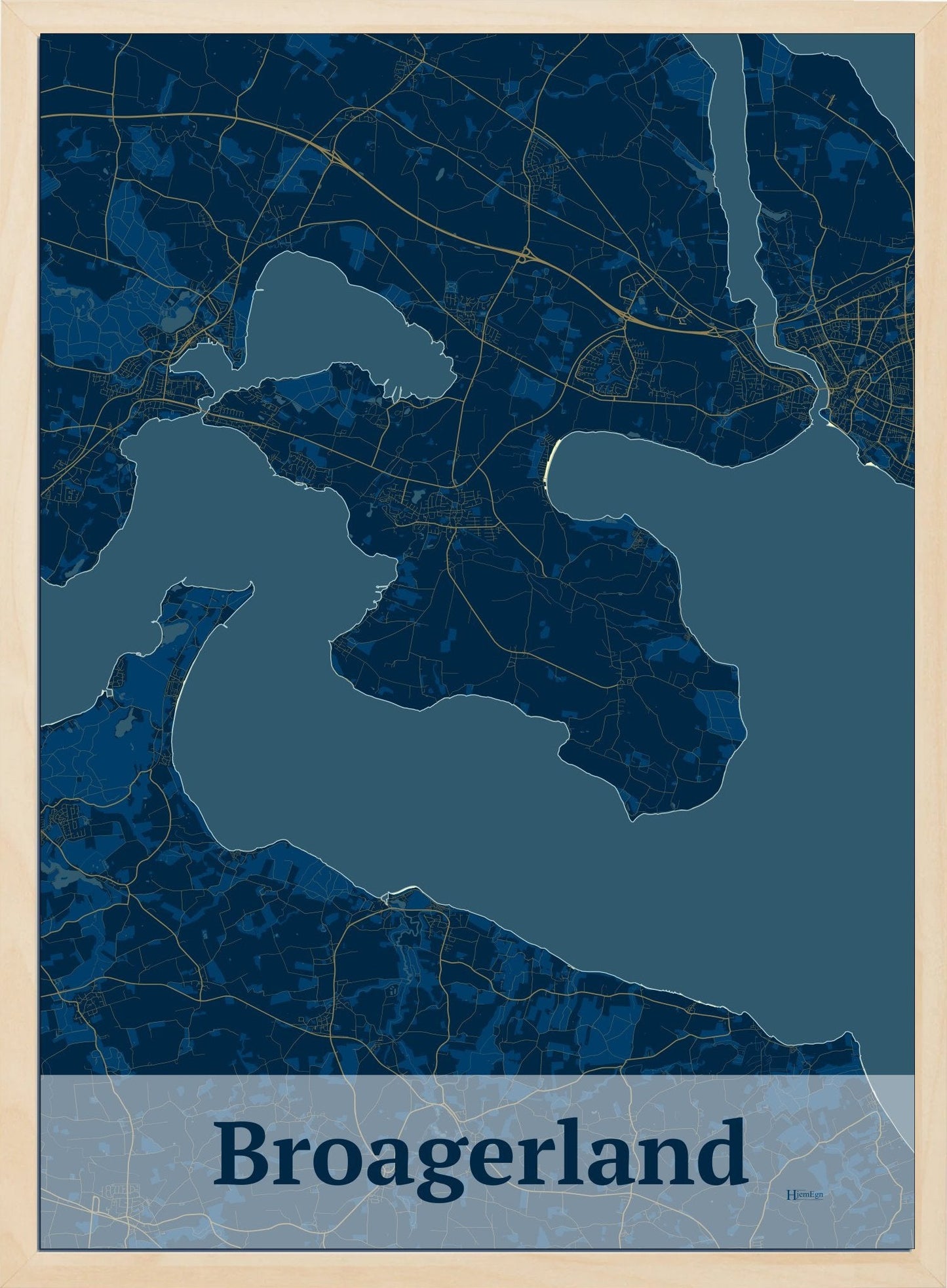 Broagerland plakat i mørk blå og HjemEgn.dk design firkantet. Design bykort for Broagerland