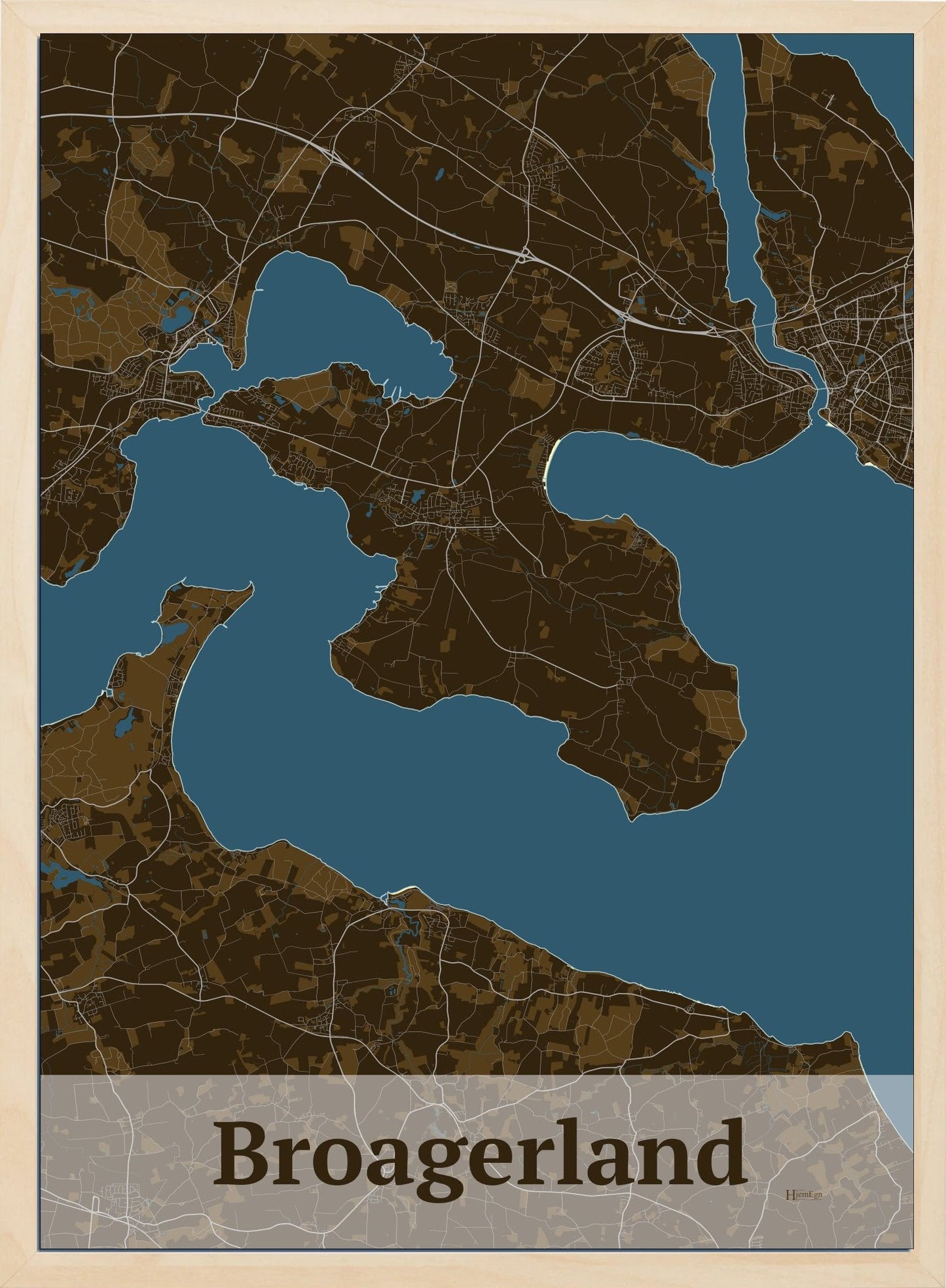 Broagerland plakat i mørk brun og HjemEgn.dk design firkantet. Design bykort for Broagerland