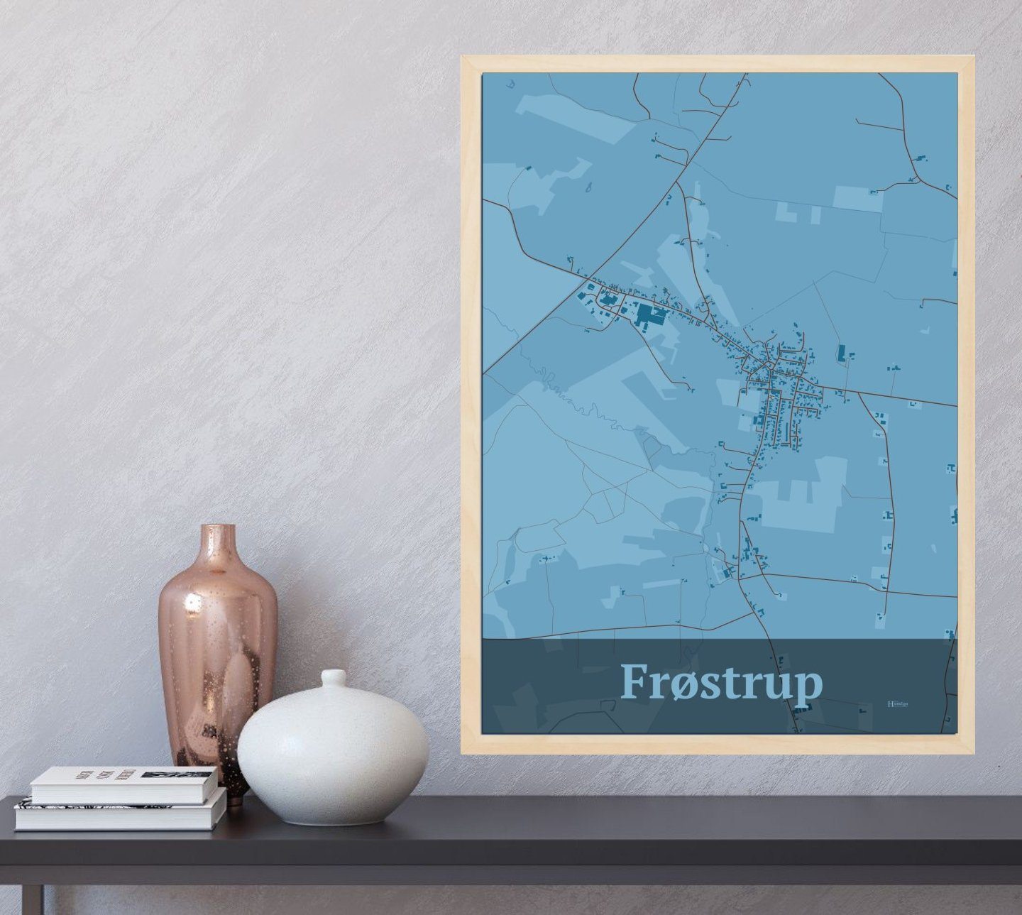 Frøstrup plakat i farve og HjemEgn.dk design firkantet. Design bykort for Frøstrup