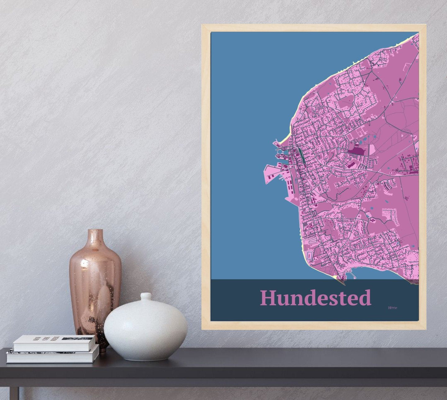 Hundested plakat i farve og HjemEgn.dk design firkantet. Design bykort for Hundested