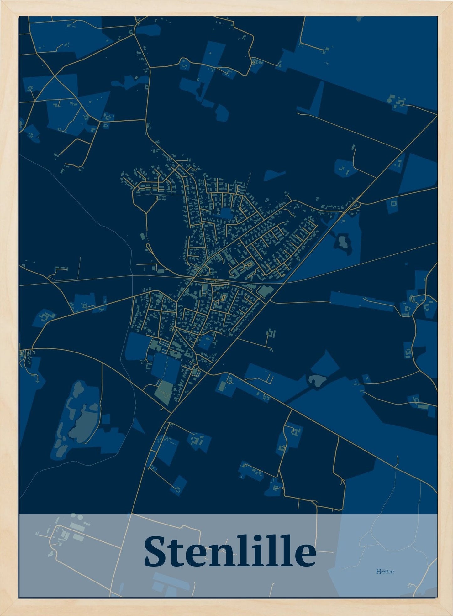 Stenlille plakat i farve mørk blå og HjemEgn.dk design firkantet. Design bykort for Stenlille