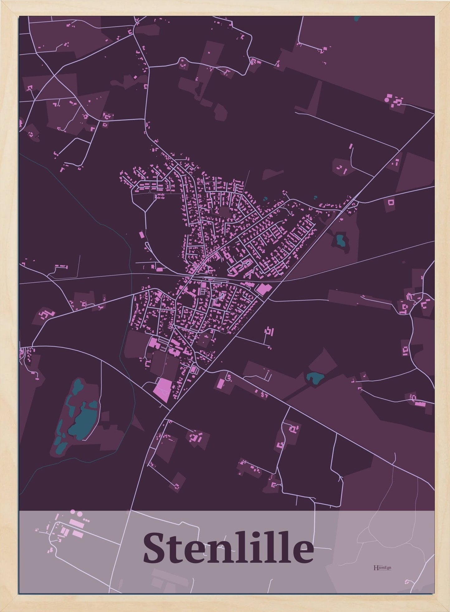 Stenlille plakat i farve mørk rød og HjemEgn.dk design firkantet. Design bykort for Stenlille