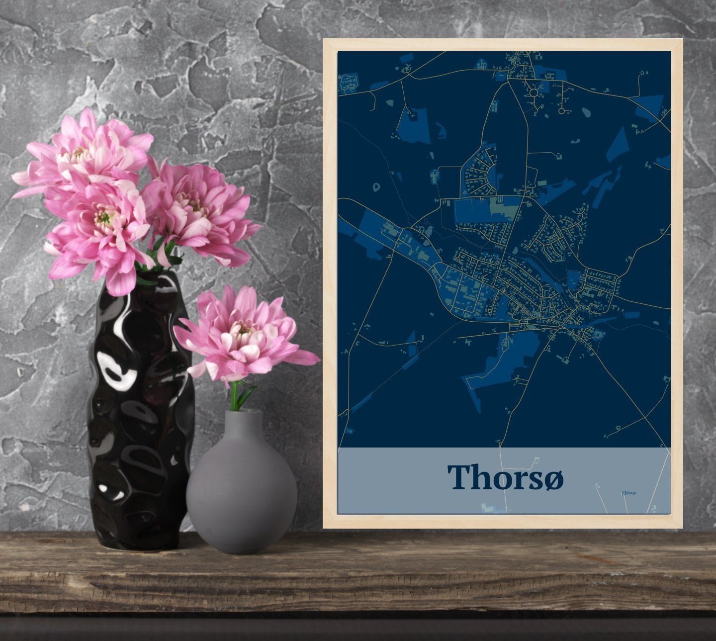 Thorsø plakat i farve og HjemEgn.dk design firkantet. Design bykort for Thorsø