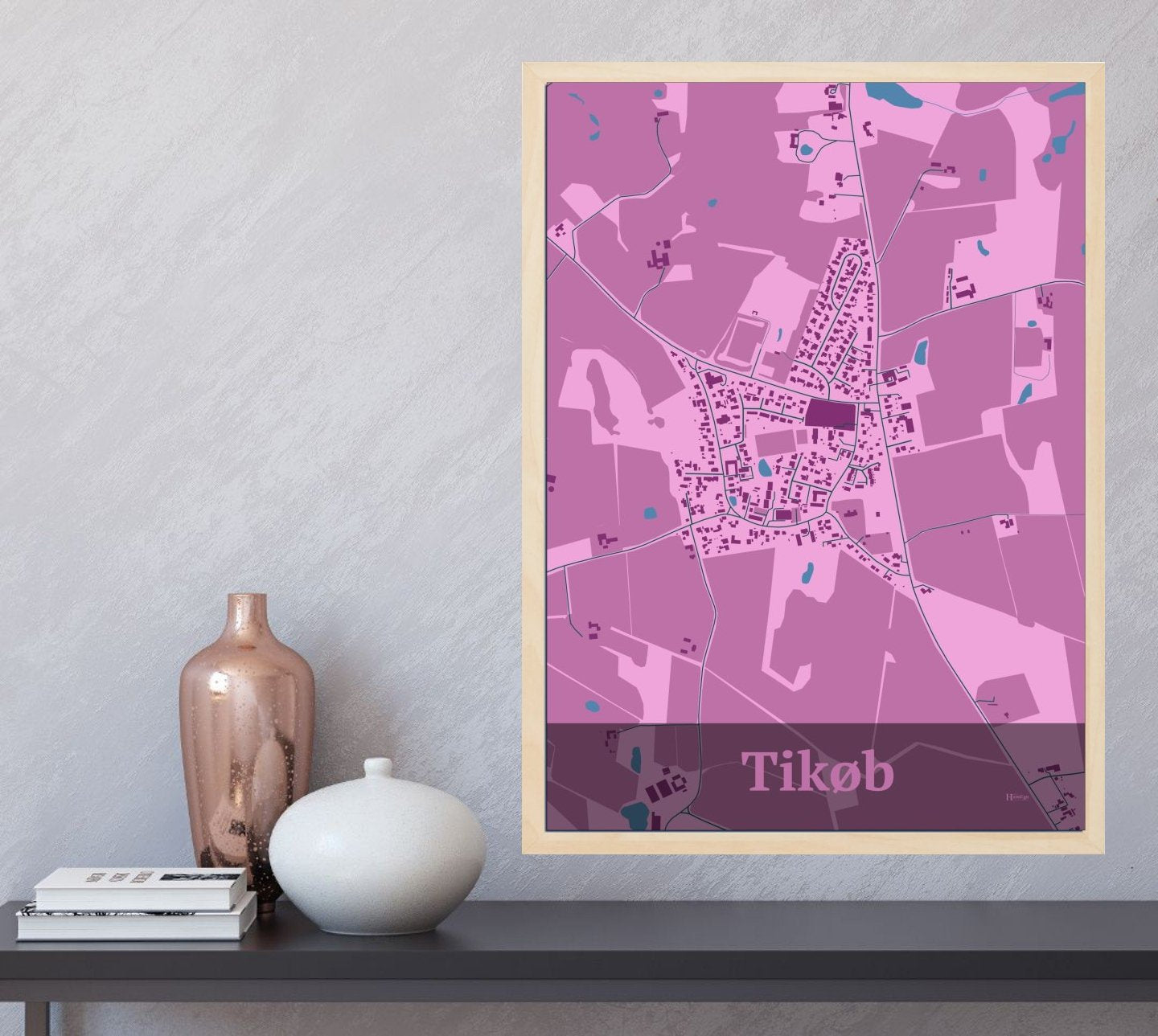 Tikøb plakat i farve og HjemEgn.dk design firkantet. Design bykort for Tikøb