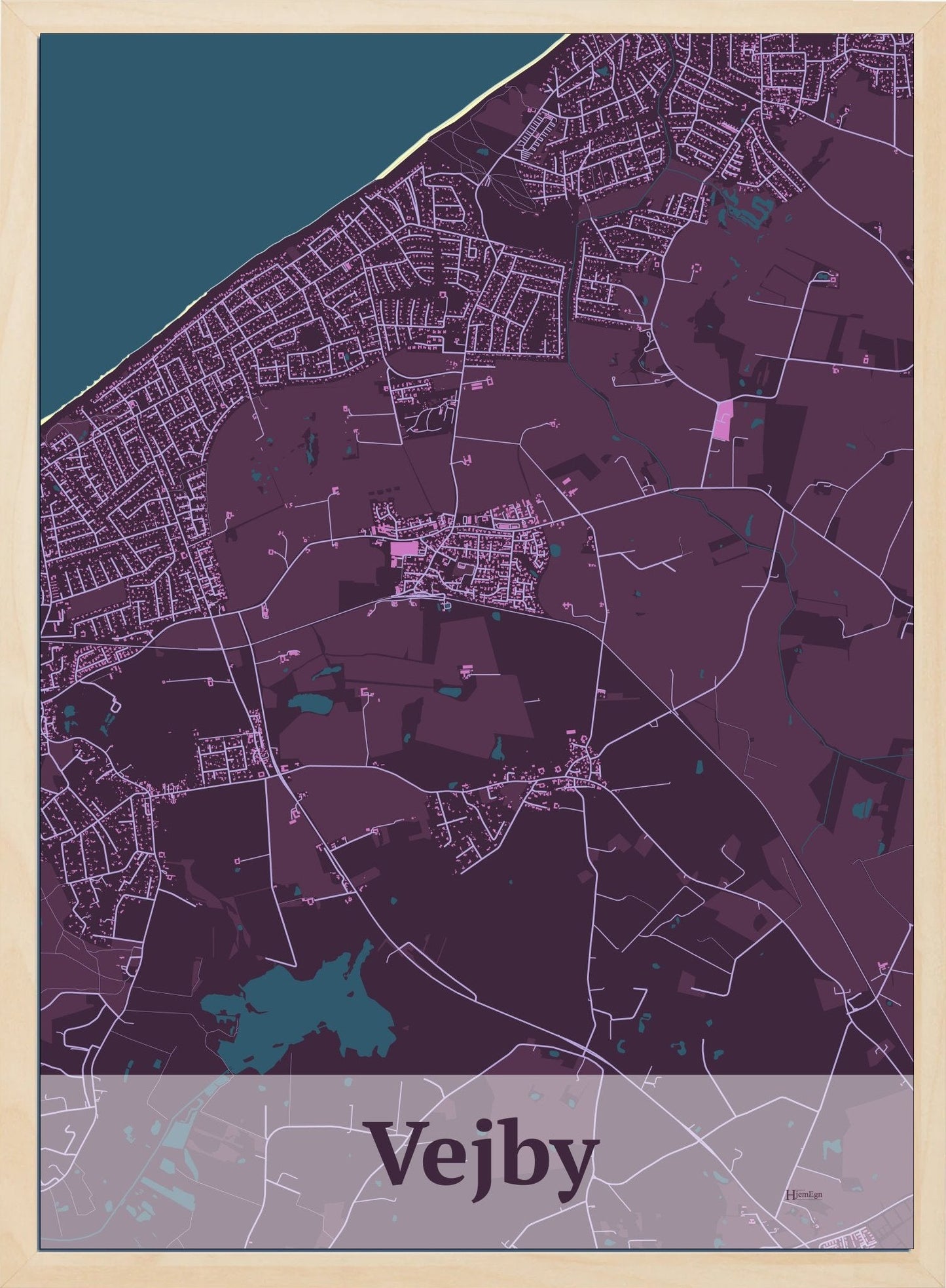 Vejby plakat i farve mørk rød og HjemEgn.dk design firkantet. Design bykort for Vejby