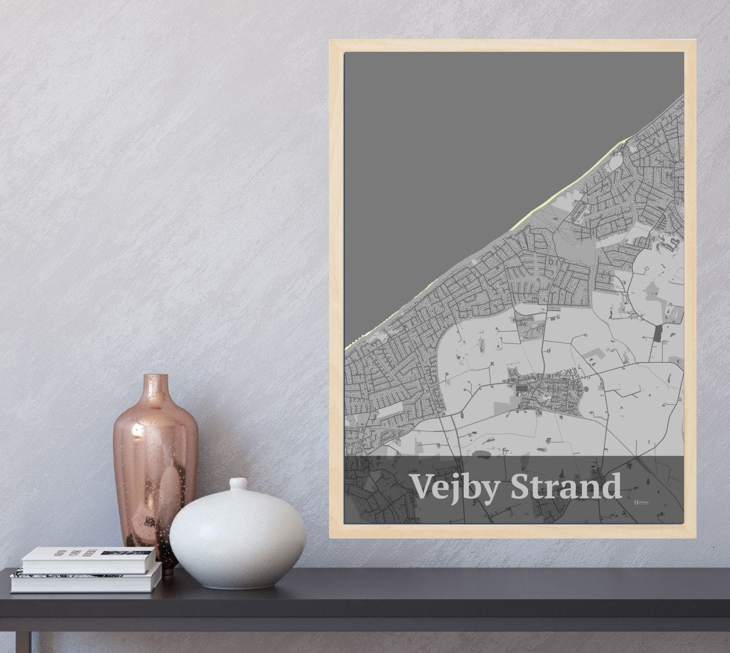 Vejby Strand plakat i farve og HjemEgn.dk design firkantet. Design bykort for Vejby Strand