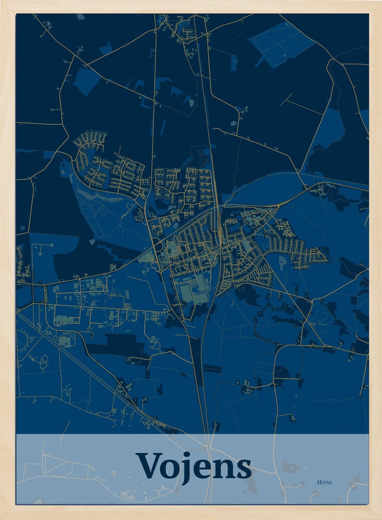 Vojens plakat i mørk blå og HjemEgn.dk design firkantet. Design bykort for Vojens