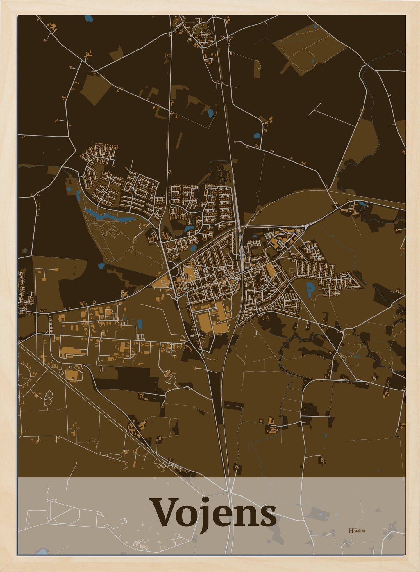 Vojens plakat i mørk brun og HjemEgn.dk design firkantet. Design bykort for Vojens