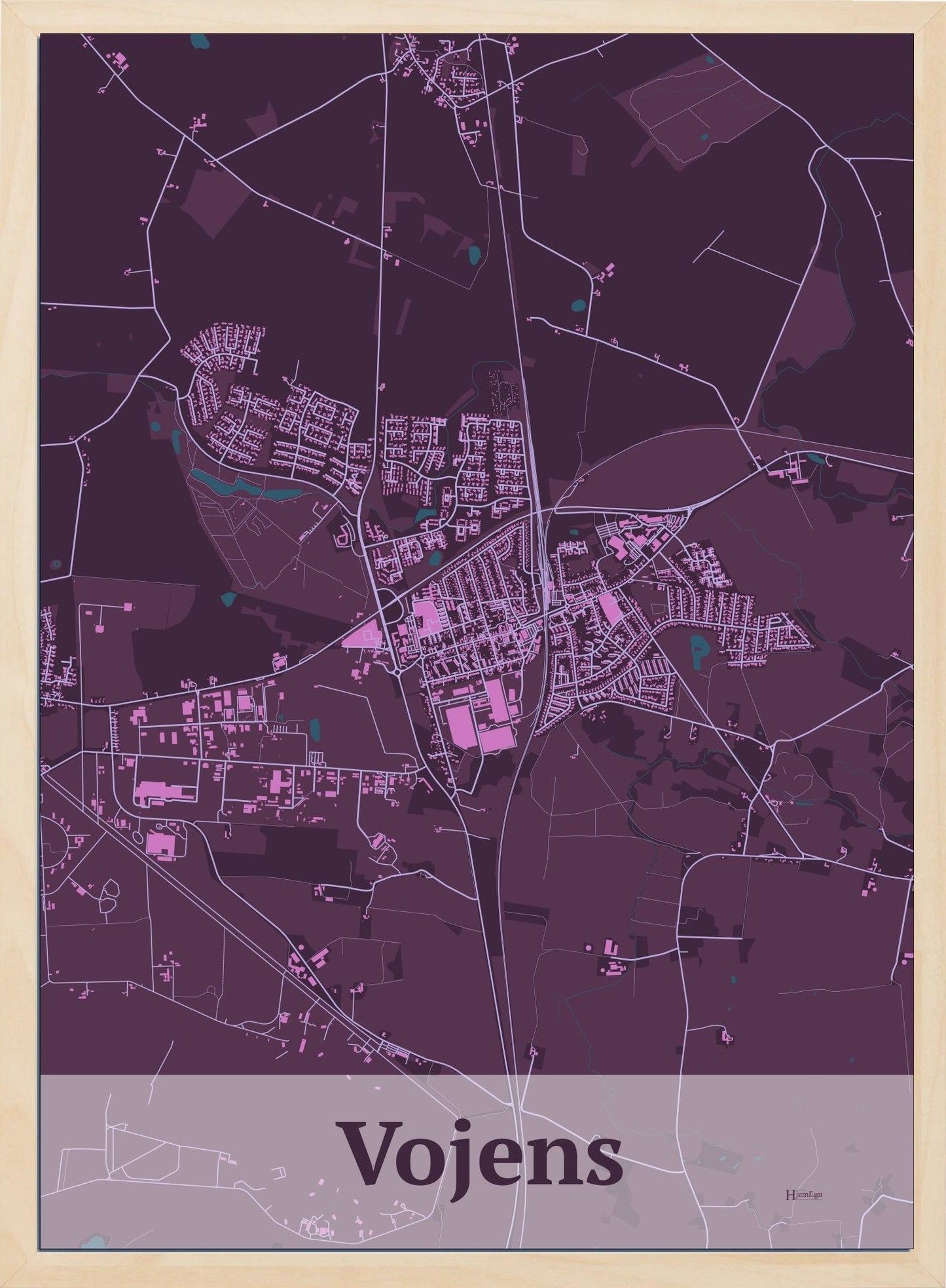 Vojens plakat i mørk rød og HjemEgn.dk design firkantet. Design bykort for Vojens