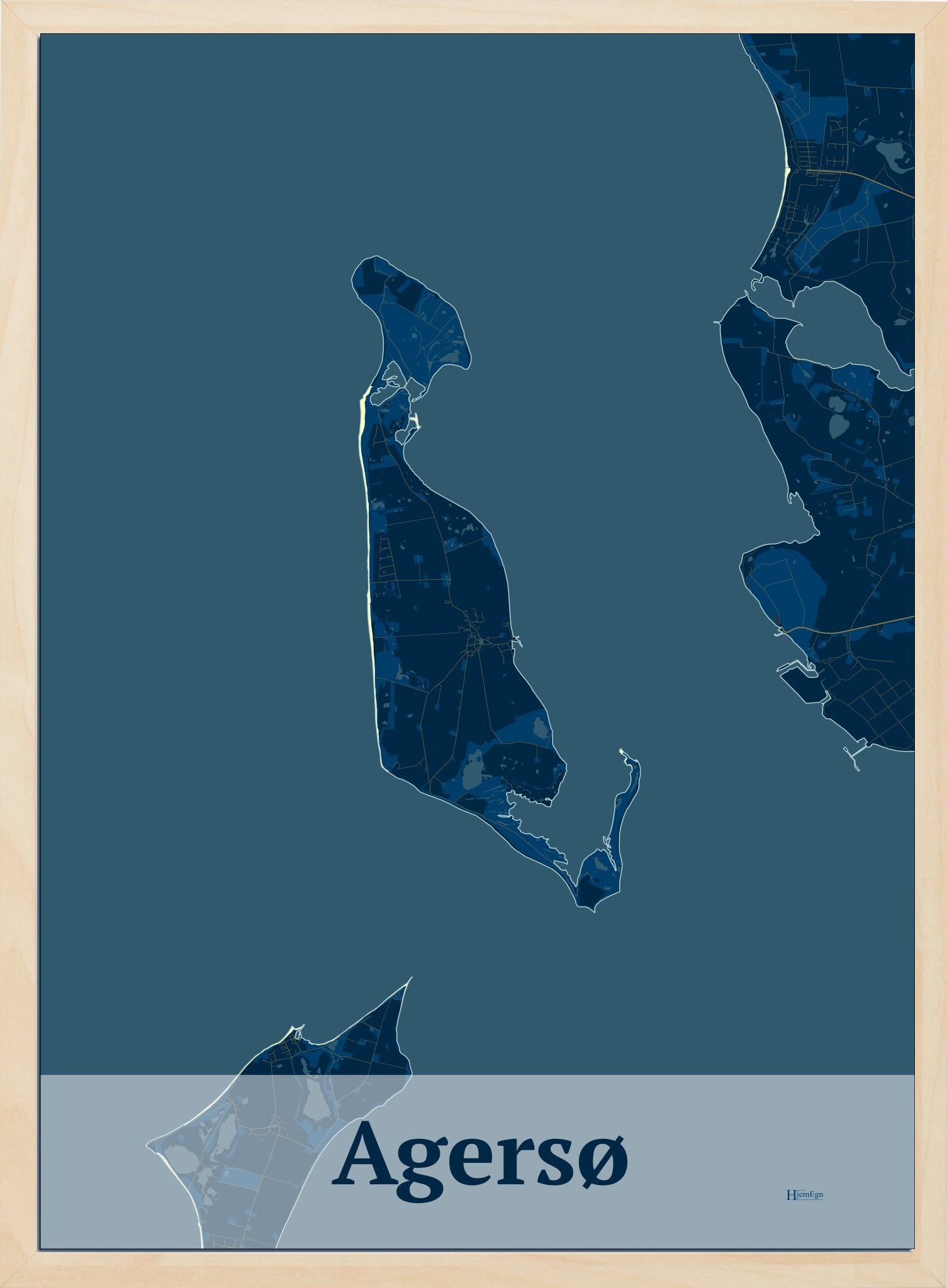 Agersø plakat i farve mørk blå og HjemEgn.dk design firkantet. Design ø-kort for Agersø