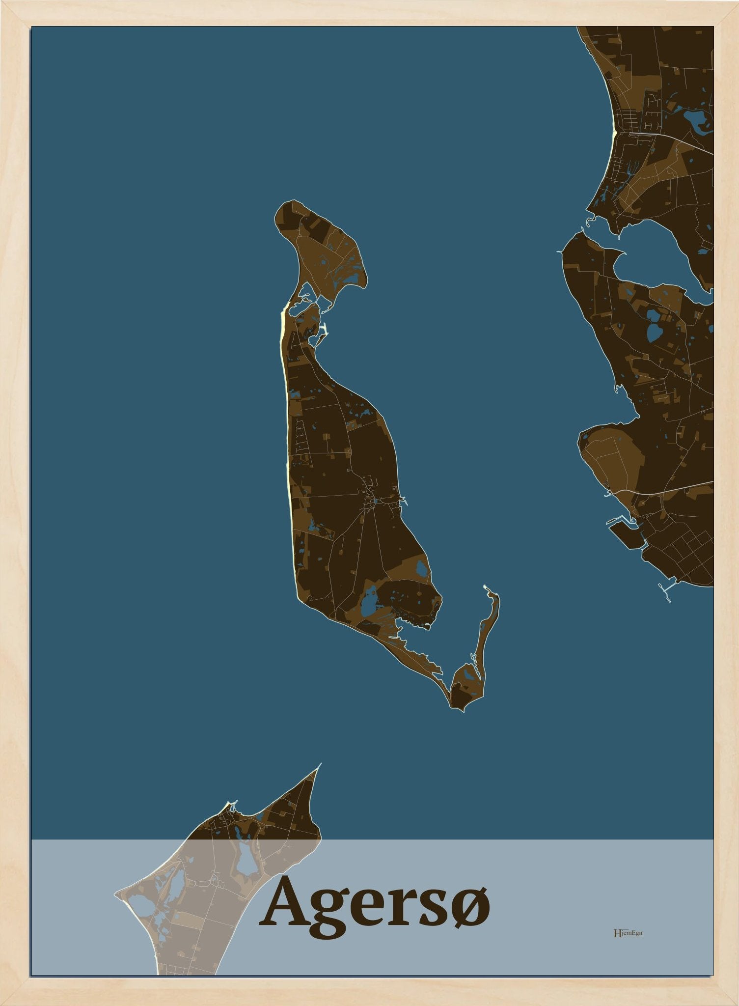 Agersø plakat i farve mørk brun og HjemEgn.dk design firkantet. Design ø-kort for Agersø