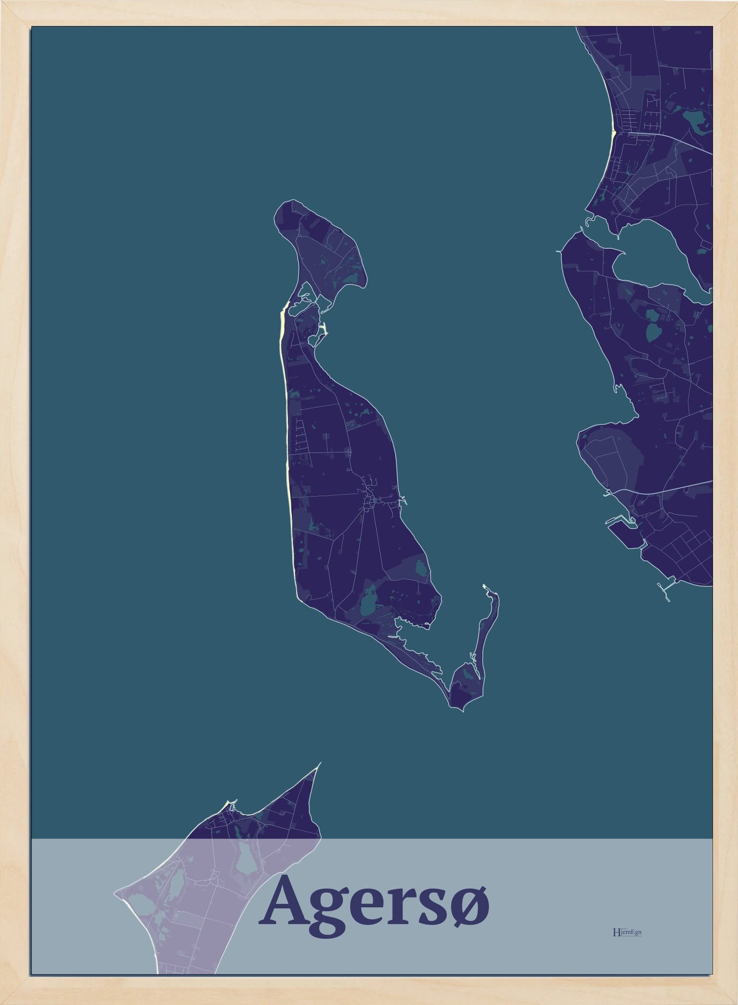 Agersø plakat i farve mørk lilla og HjemEgn.dk design firkantet. Design ø-kort for Agersø