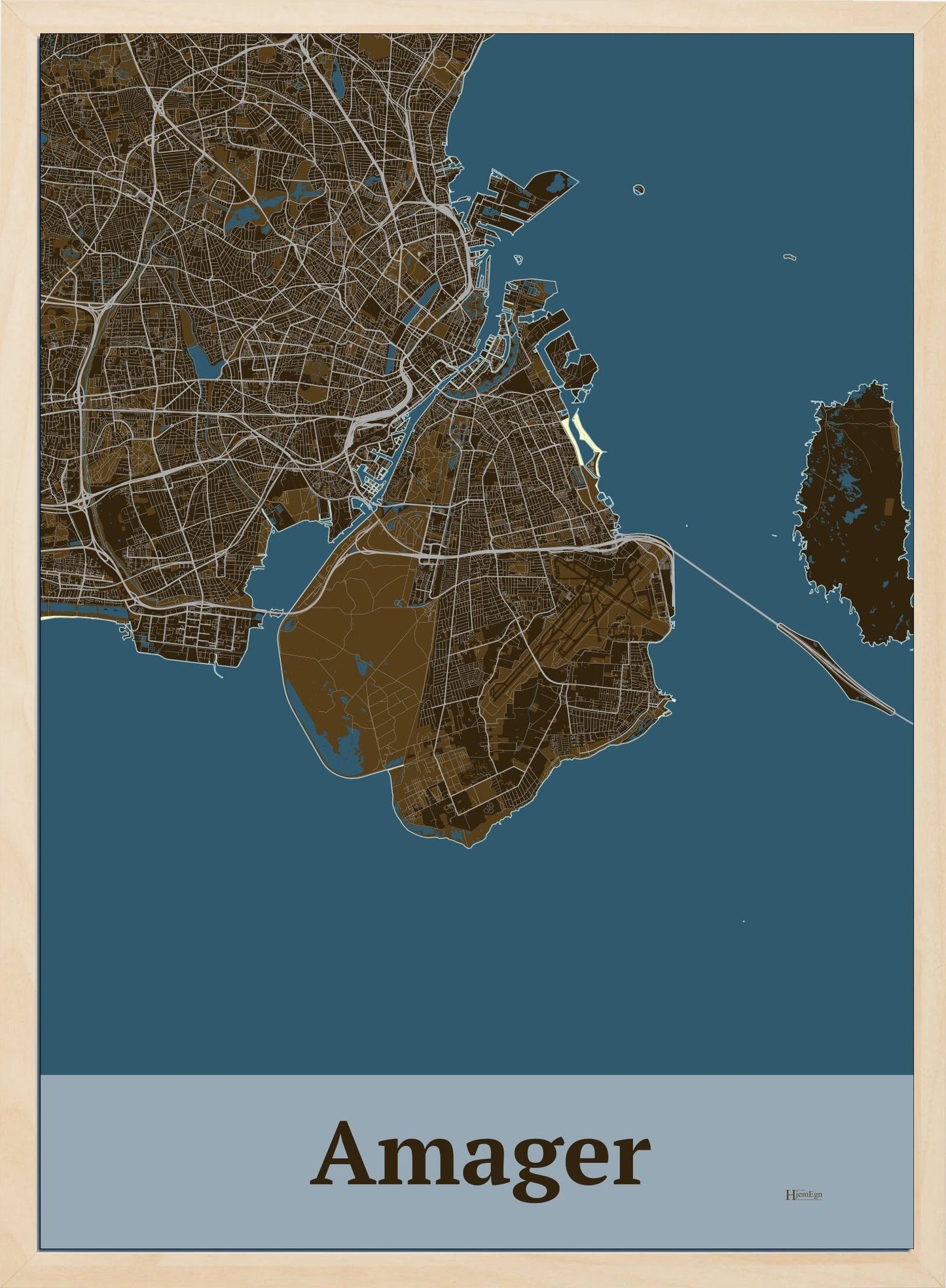 Amager plakat i farve mørk brun og HjemEgn.dk design firkantet. Design ø-kort for Amager