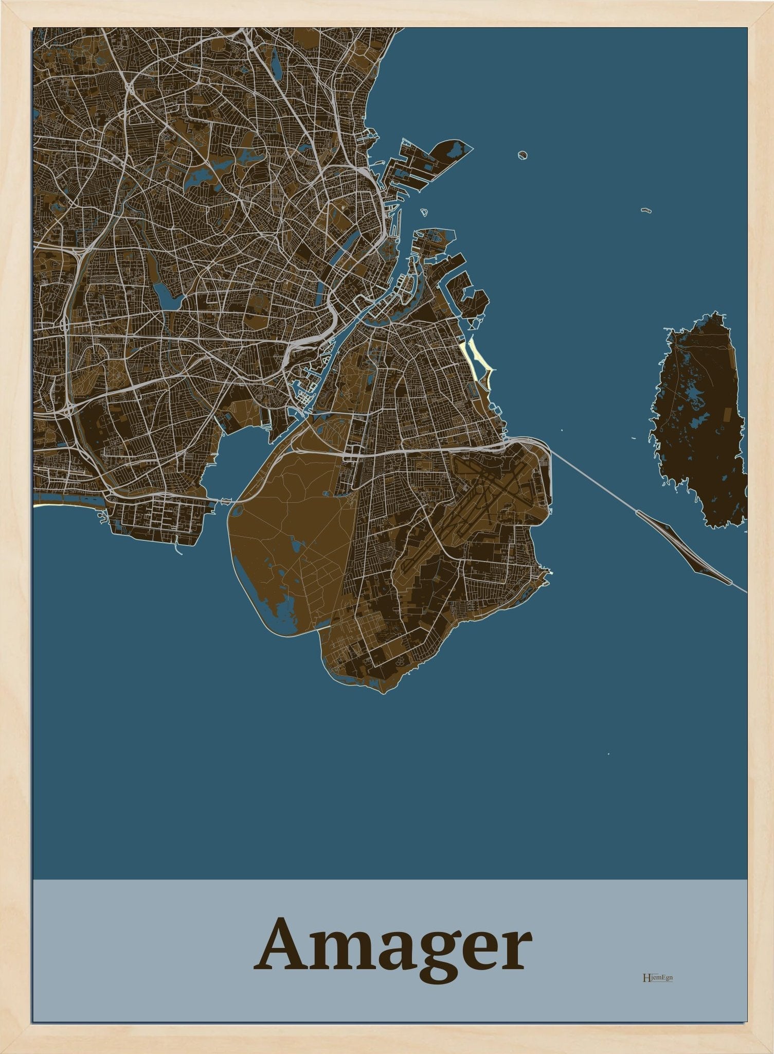 Amager plakat i farve mørk brun og HjemEgn.dk design firkantet. Design ø-kort for Amager