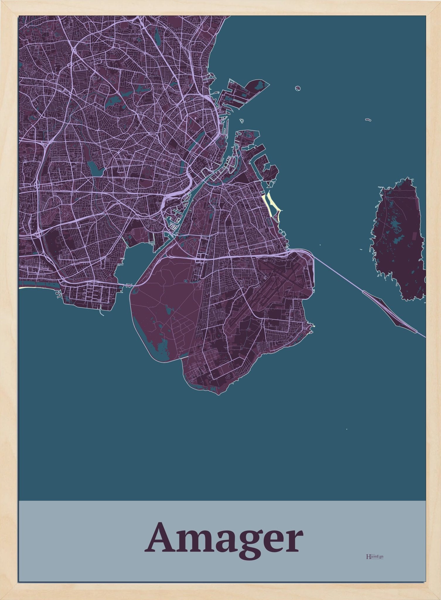 Amager plakat i farve mørk rød og HjemEgn.dk design firkantet. Design ø-kort for Amager
