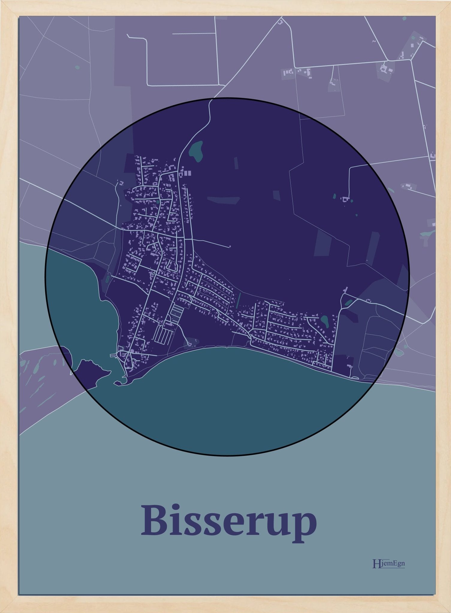 Bisserup plakat i farve mørk lilla og HjemEgn.dk design centrum. Design bykort for Bisserup