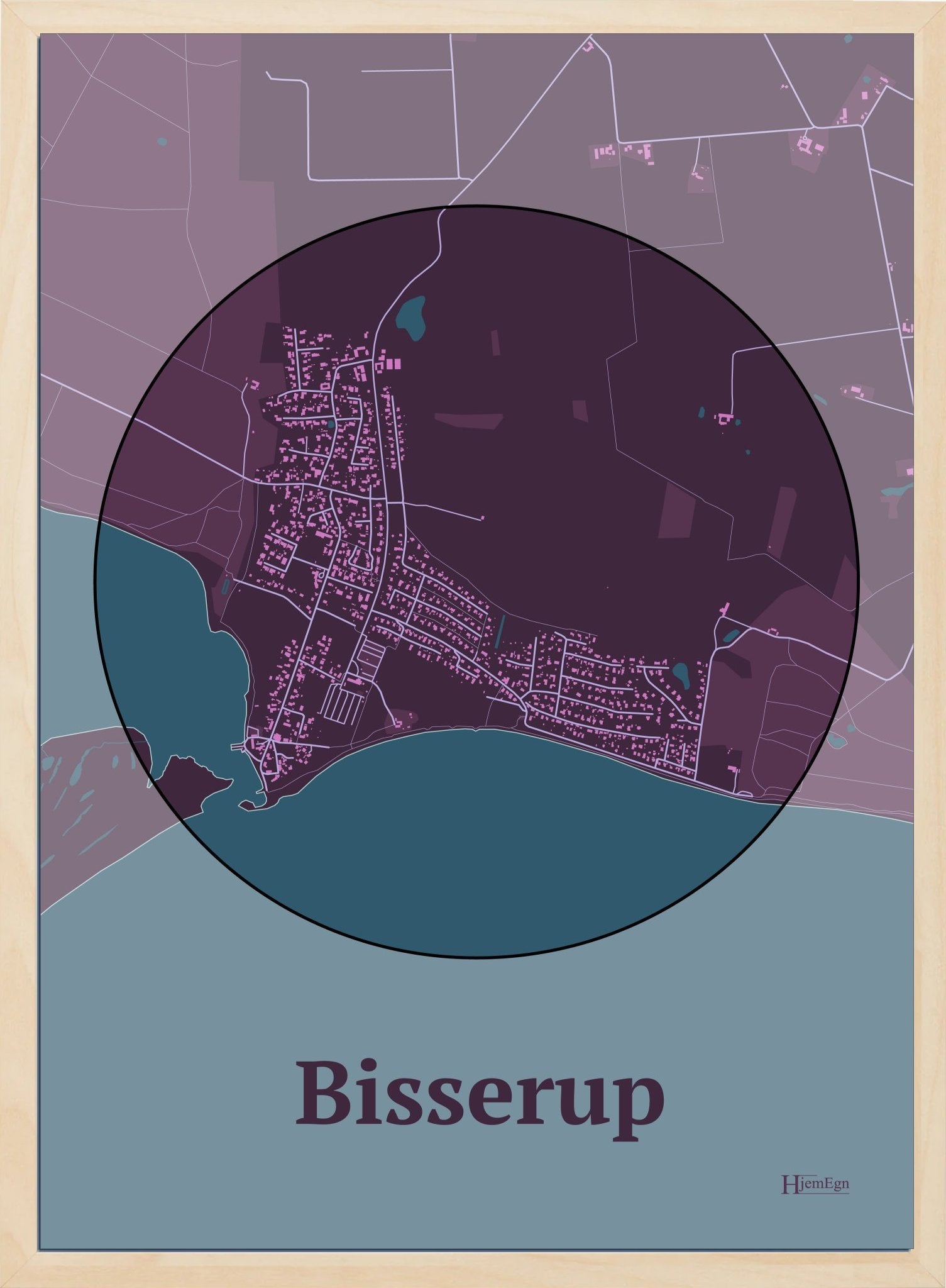 Bisserup plakat i farve mørk rød og HjemEgn.dk design centrum. Design bykort for Bisserup