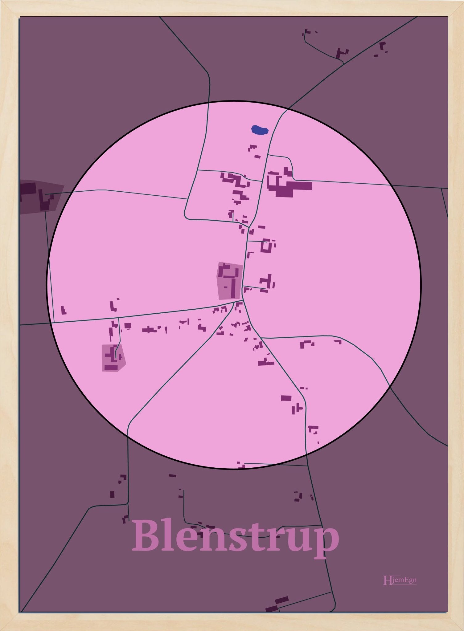 Blenstrup plakat i farve pastel rød og HjemEgn.dk design centrum. Design bykort for Blenstrup