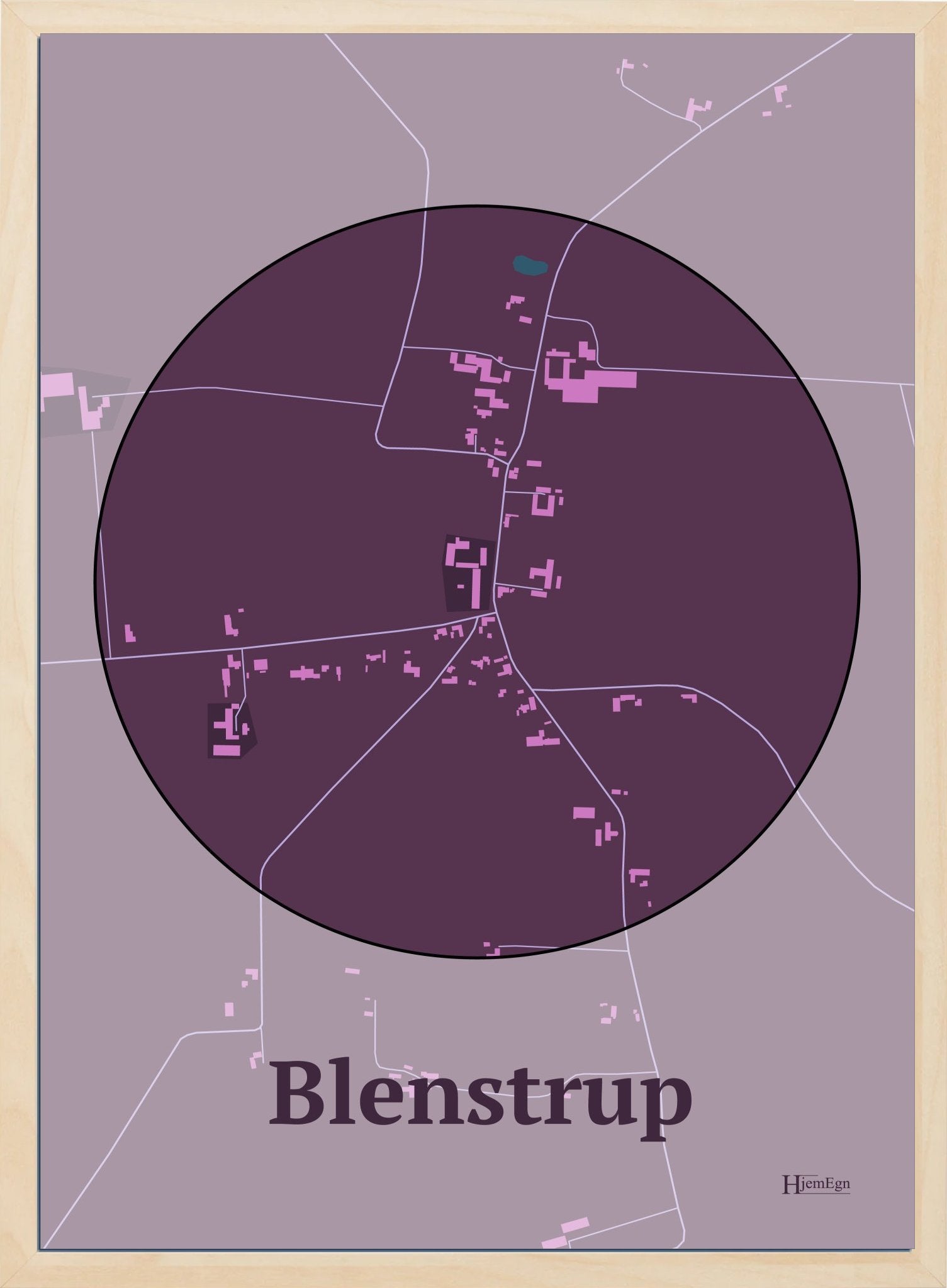 Blenstrup plakat i farve mørk rød og HjemEgn.dk design centrum. Design bykort for Blenstrup