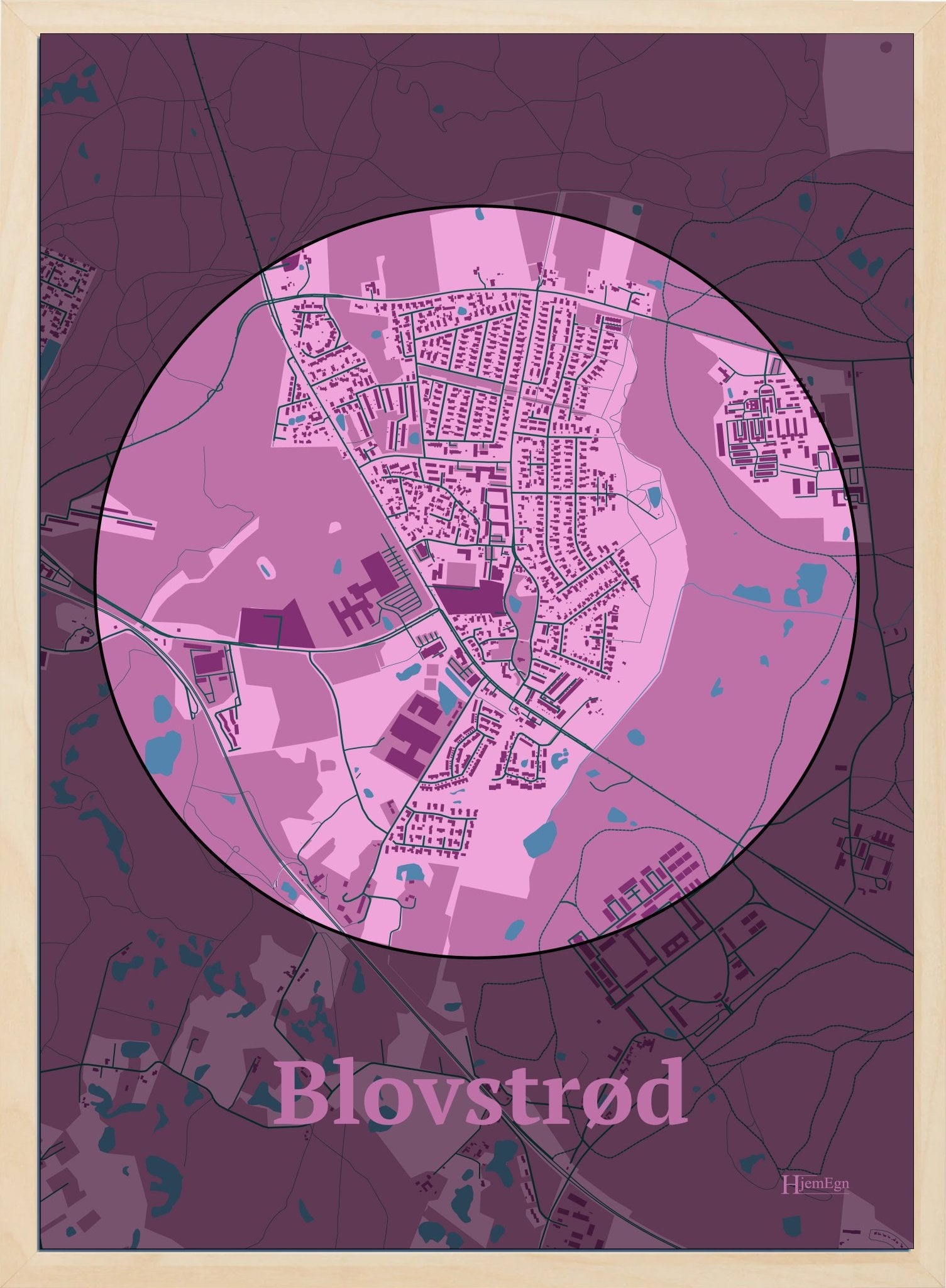 Blovstrød plakat i farve pastel rød og HjemEgn.dk design centrum. Design bykort for Blovstrød