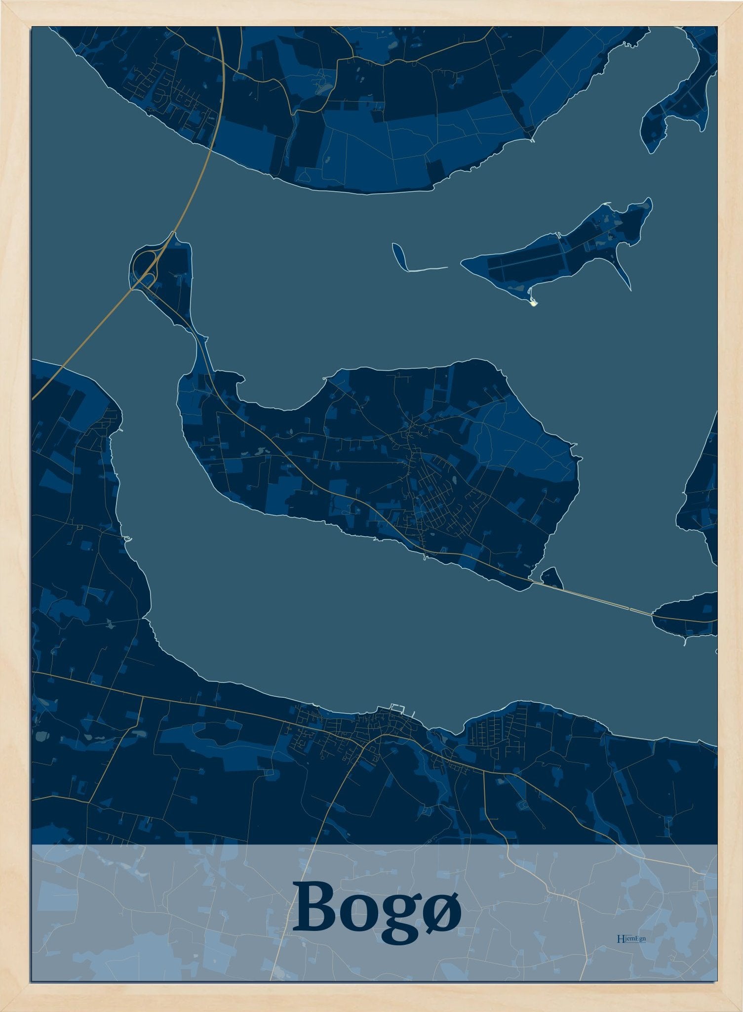 Bogø plakat i farve mørk blå og HjemEgn.dk design firkantet. Design ø-kort for Bogø