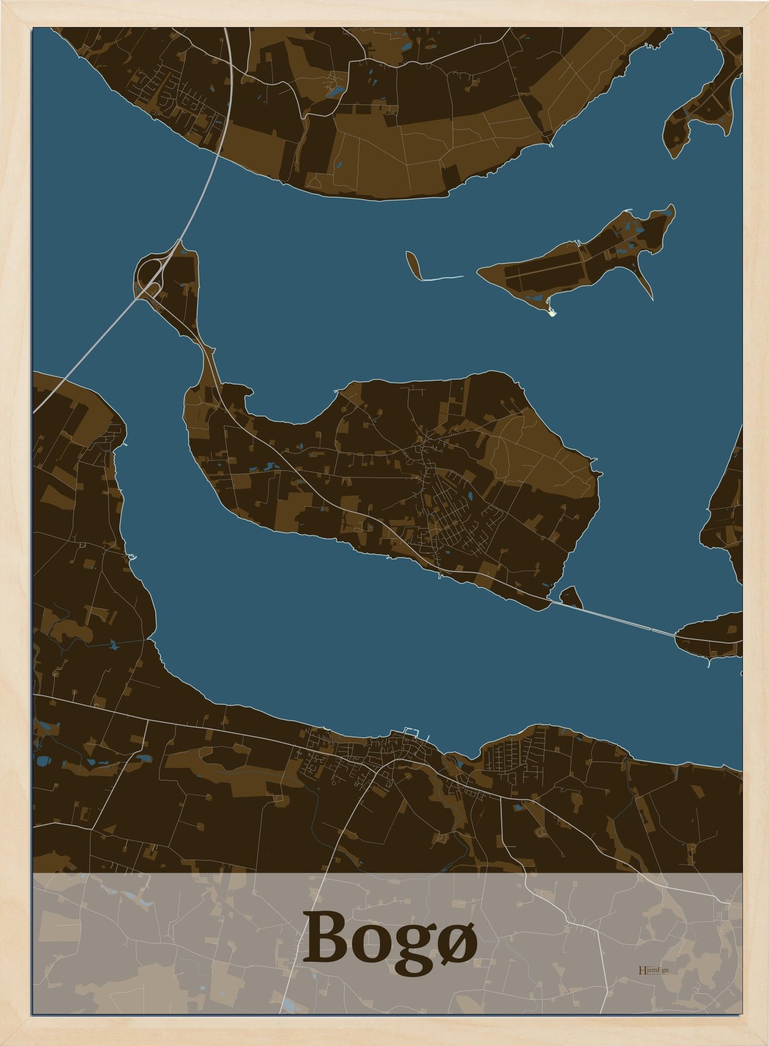 Bogø plakat i farve mørk brun og HjemEgn.dk design firkantet. Design ø-kort for Bogø