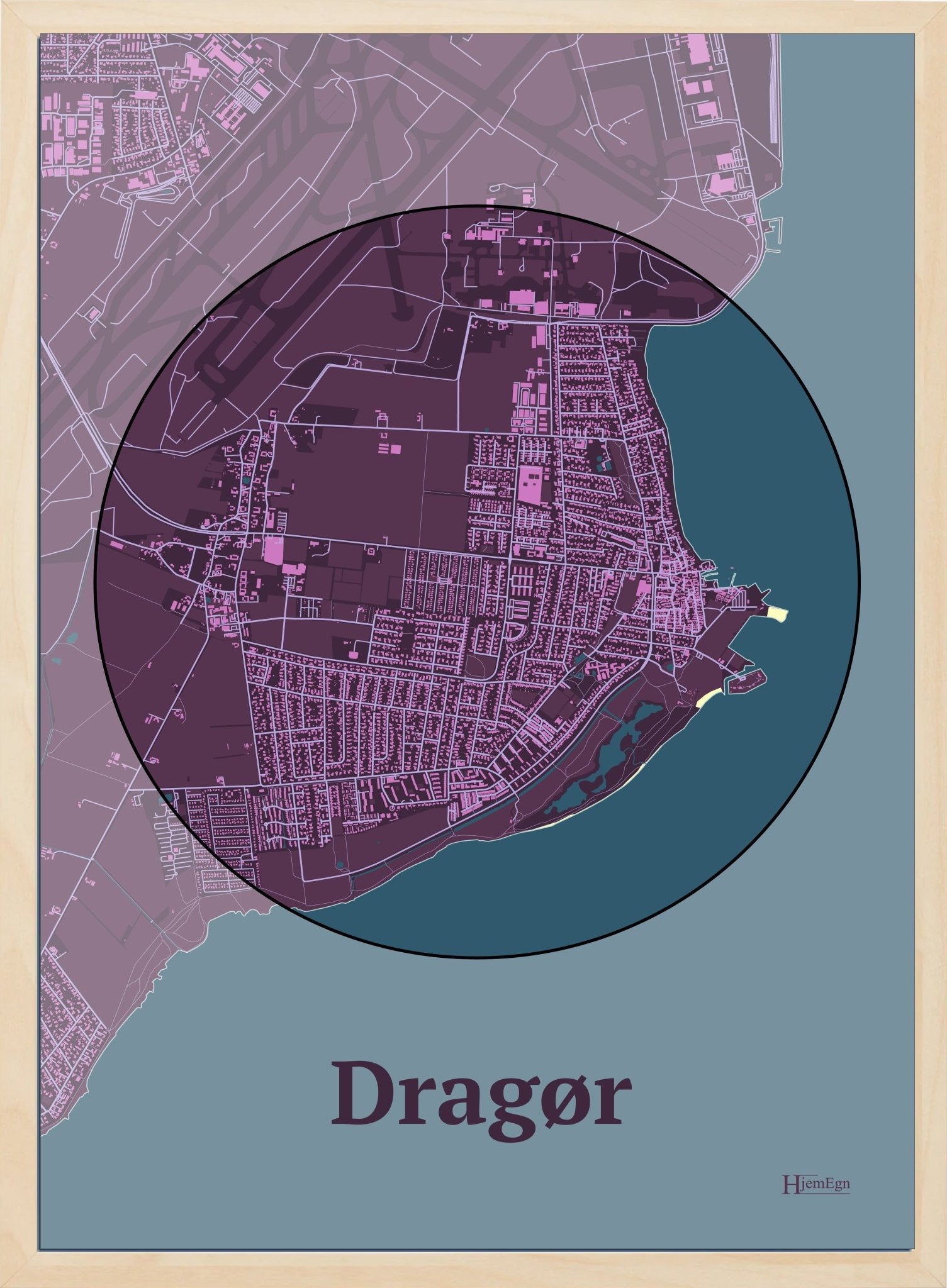 Dragør plakat i farve mørk rød og HjemEgn.dk design centrum. Design bykort for Dragør