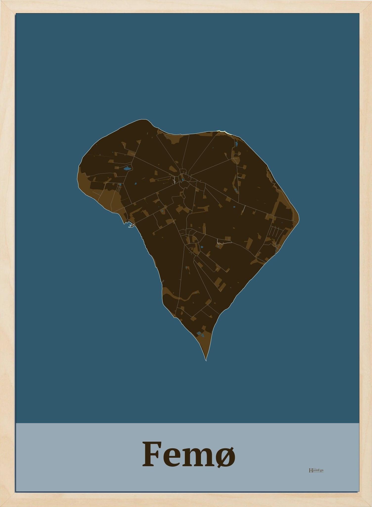 Femø plakat i farve mørk brun og HjemEgn.dk design firkantet. Design ø-kort for Femø