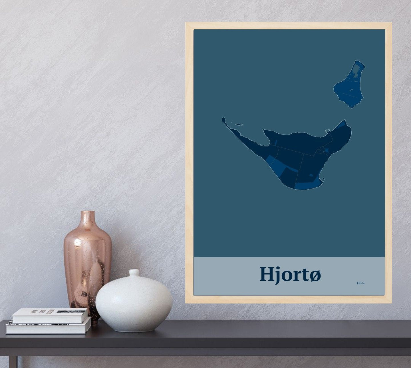 Hjortø plakat i farve  og HjemEgn.dk design firkantet. Design ø-kort for Hjortø