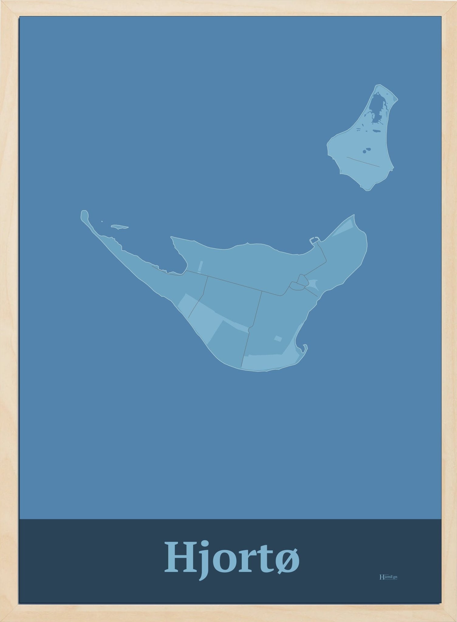 Hjortø plakat i farve pastel blå og HjemEgn.dk design firkantet. Design ø-kort for Hjortø
