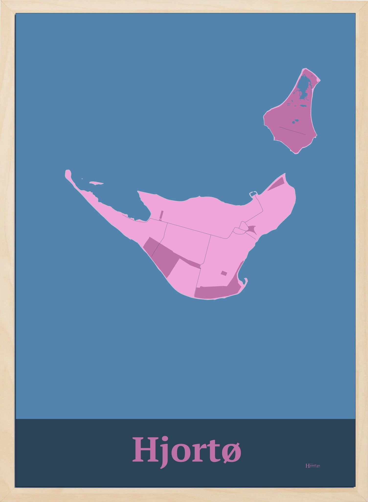 Hjortø plakat i farve pastel rød og HjemEgn.dk design firkantet. Design ø-kort for Hjortø