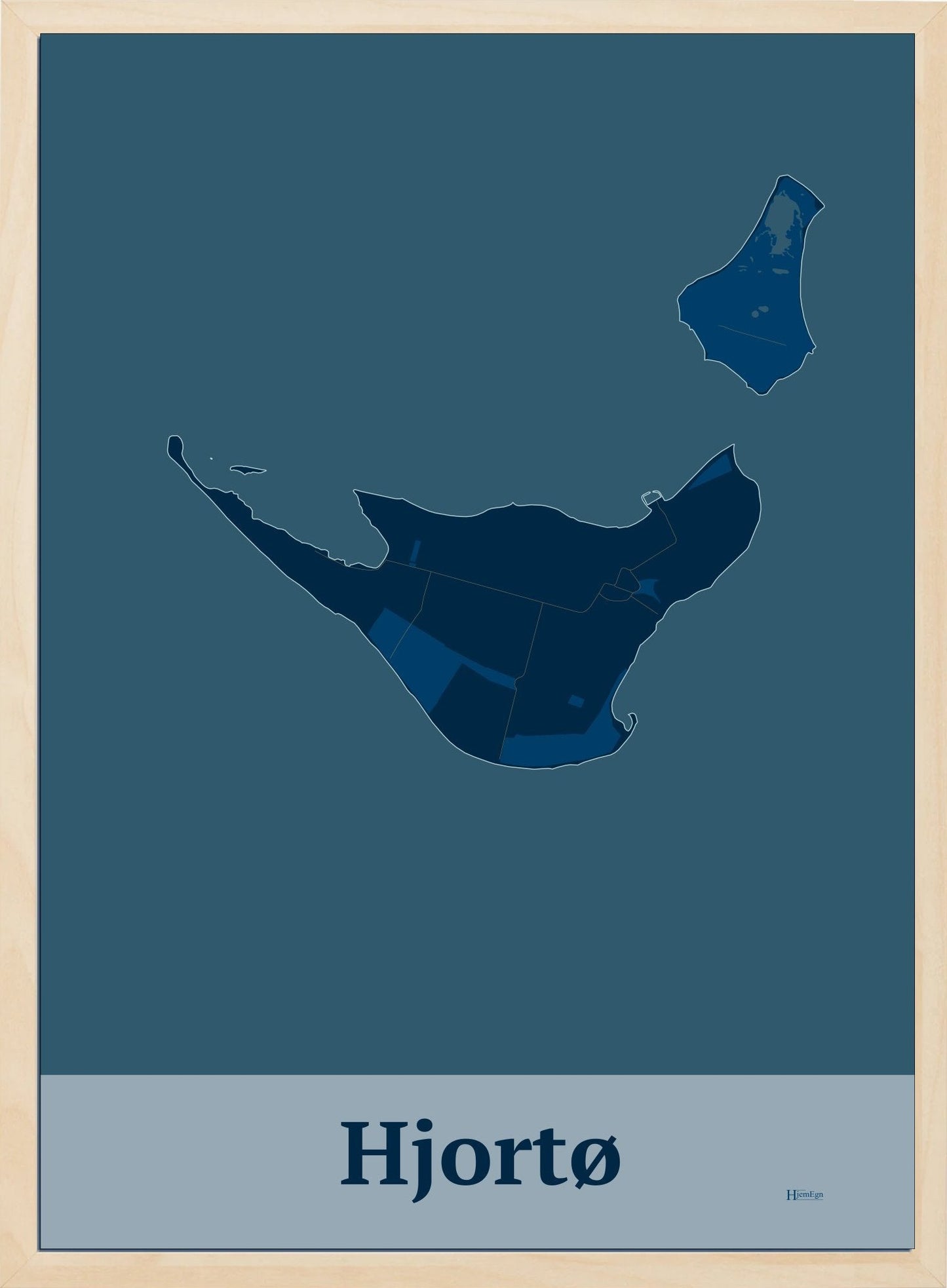 Hjortø plakat i farve mørk blå og HjemEgn.dk design firkantet. Design ø-kort for Hjortø