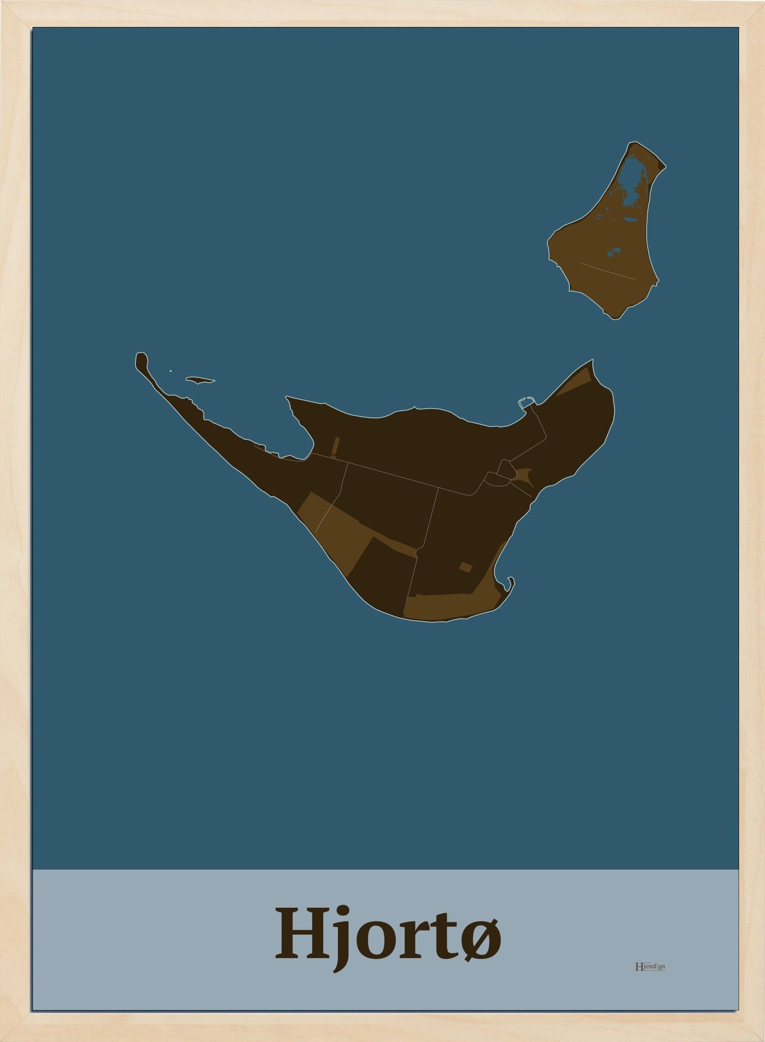 Hjortø plakat i farve mørk brun og HjemEgn.dk design firkantet. Design ø-kort for Hjortø