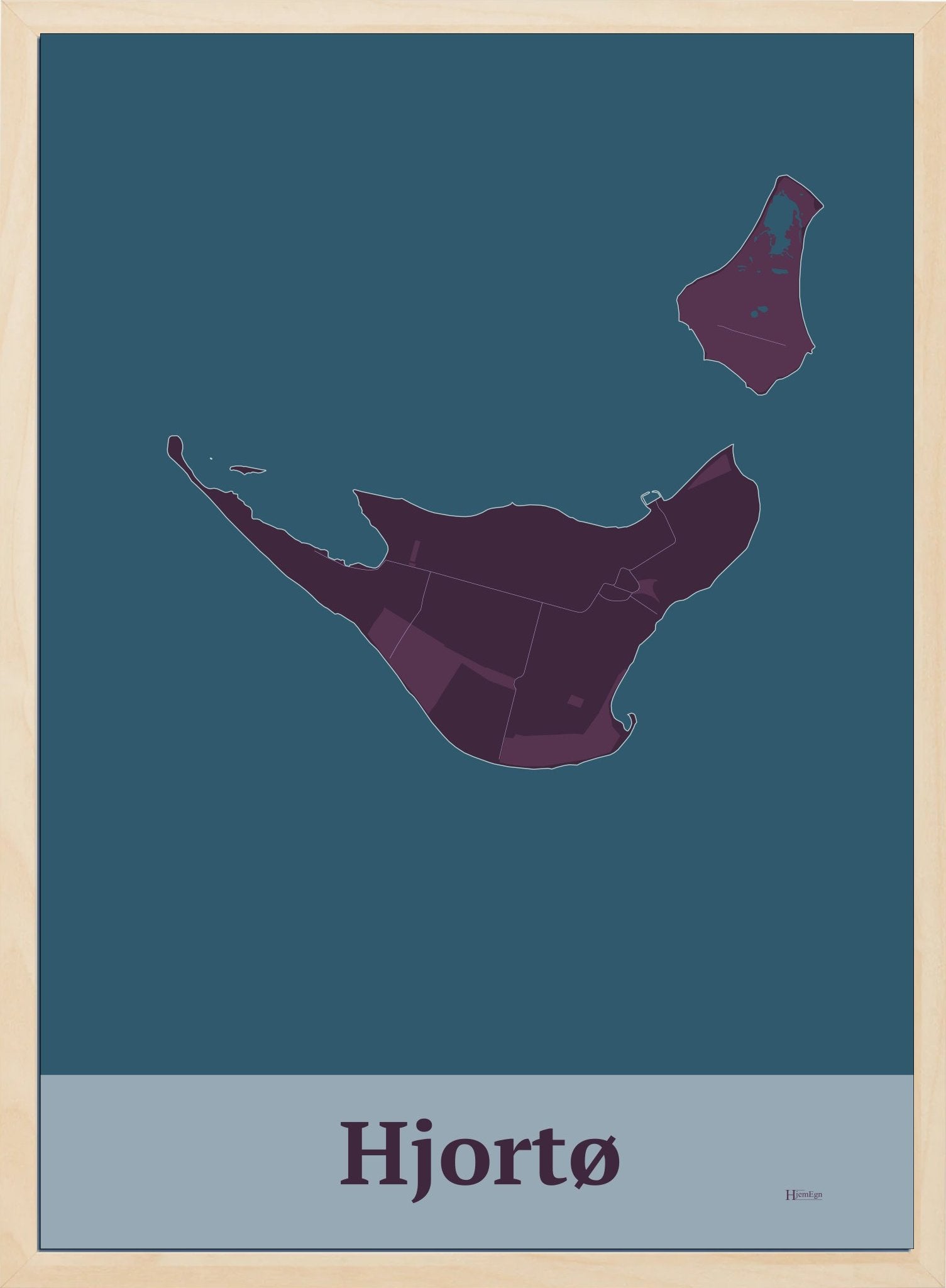 Hjortø plakat i farve mørk rød og HjemEgn.dk design firkantet. Design ø-kort for Hjortø