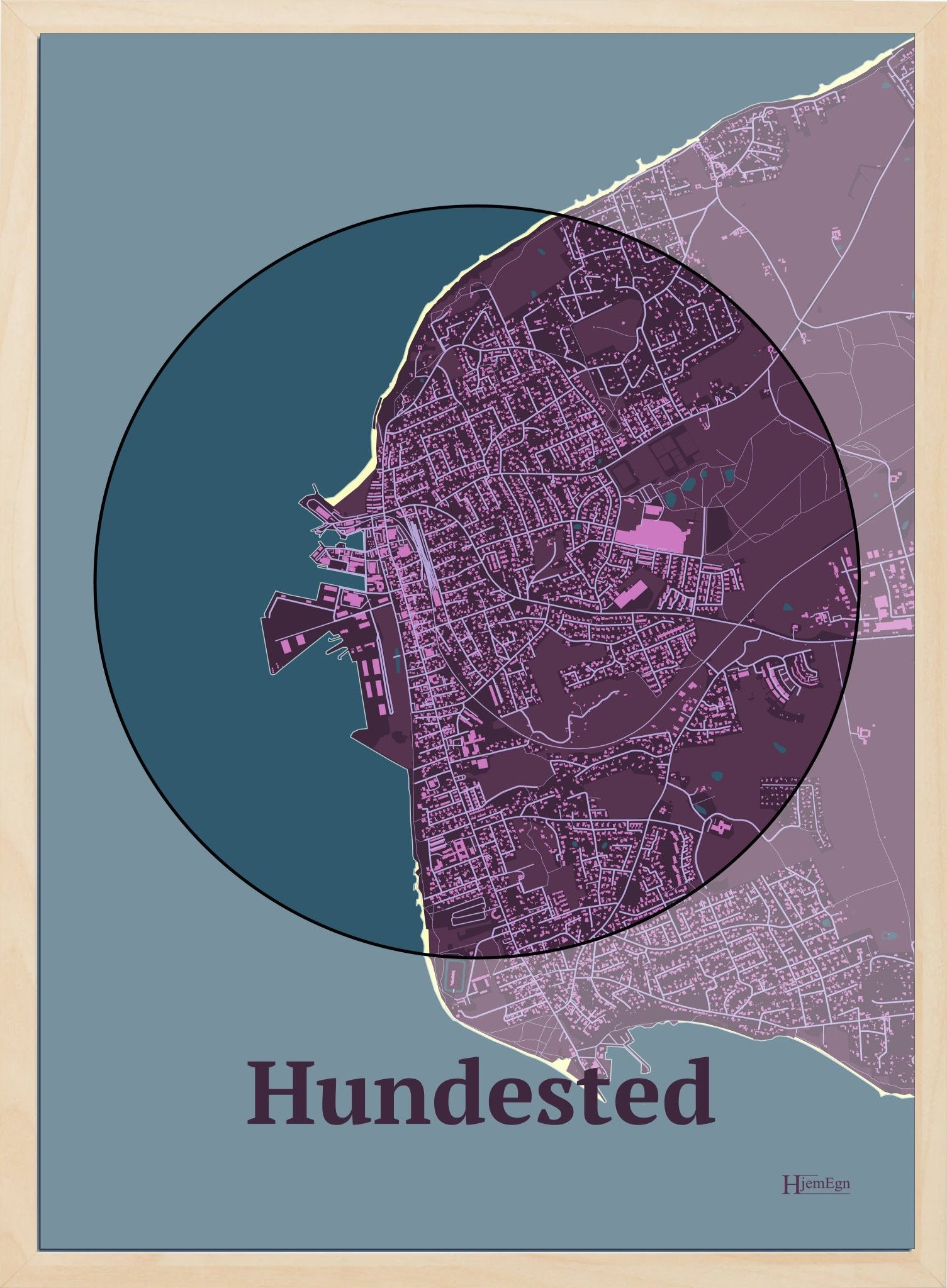 Hundested plakat i farve mørk rød og HjemEgn.dk design centrum. Design bykort for Hundested