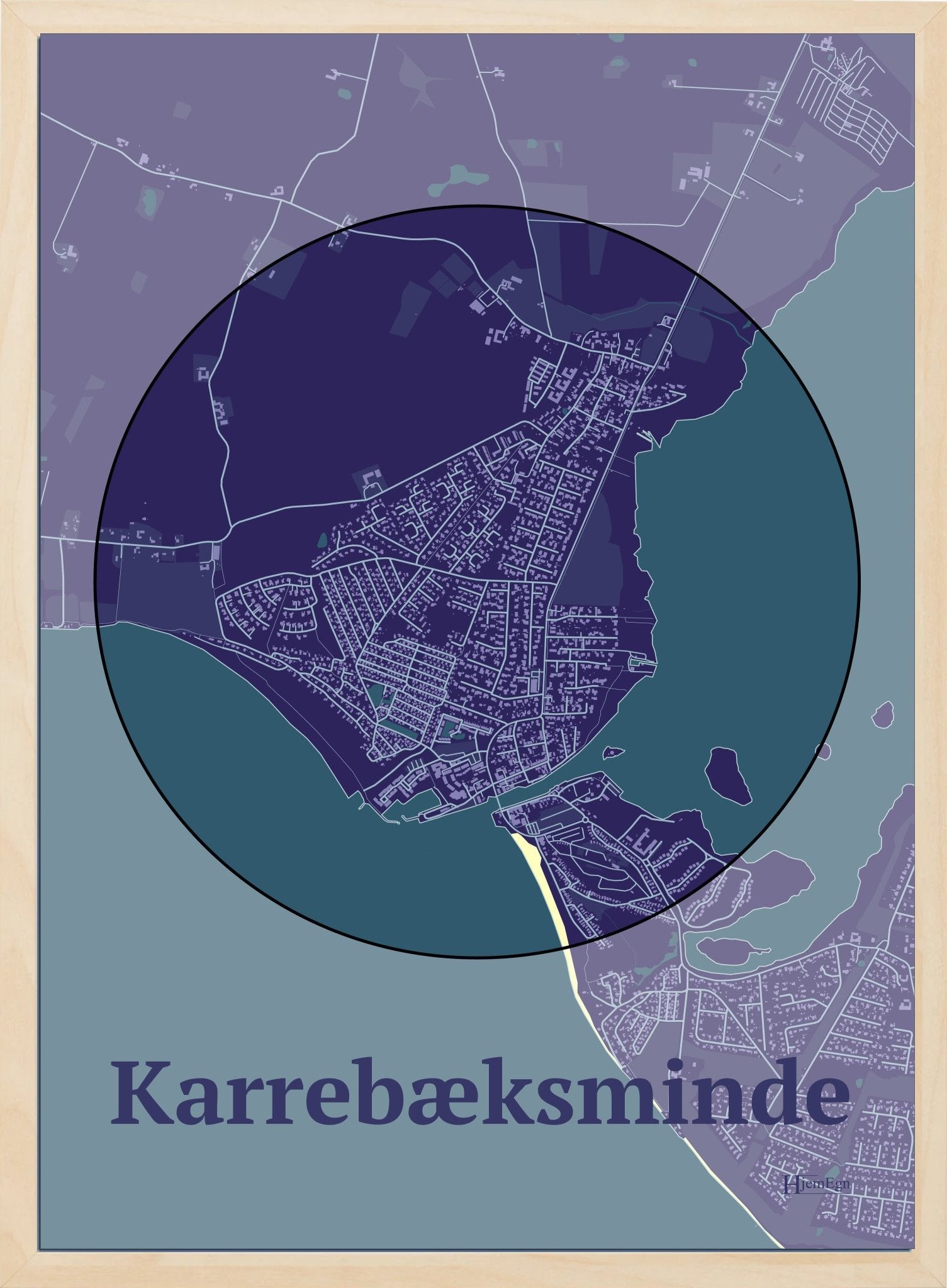 Karrebæksminde plakat i farve mørk lilla og HjemEgn.dk design centrum. Design bykort for Karrebæksminde