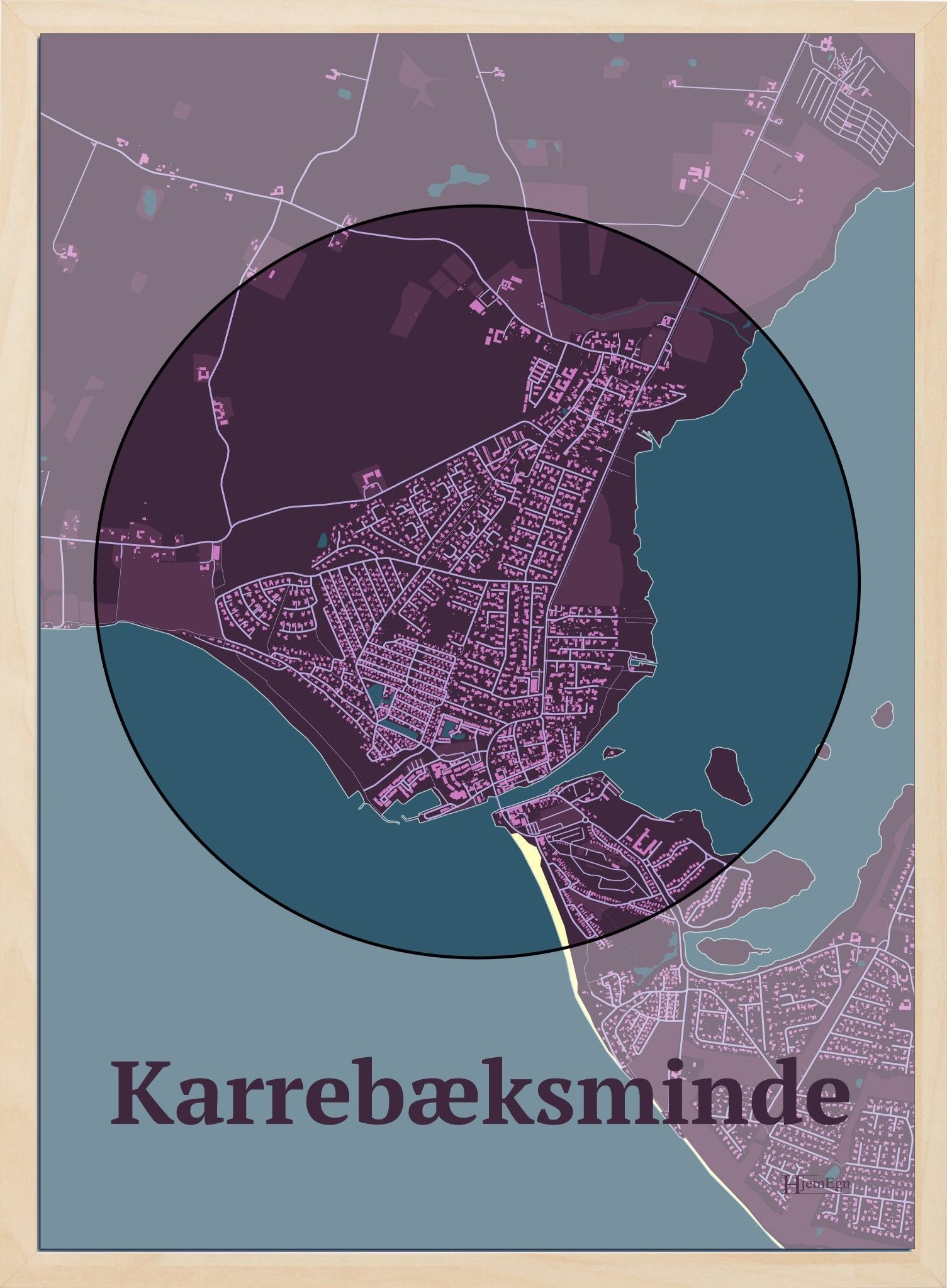 Karrebæksminde plakat i farve mørk rød og HjemEgn.dk design centrum. Design bykort for Karrebæksminde