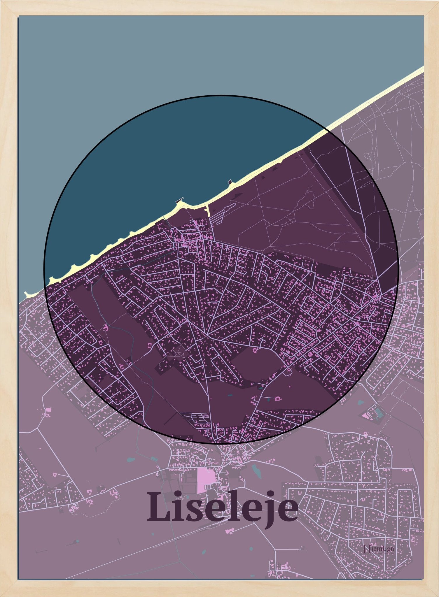 Liseleje plakat i farve mørk rød og HjemEgn.dk design centrum. Design bykort for Liseleje