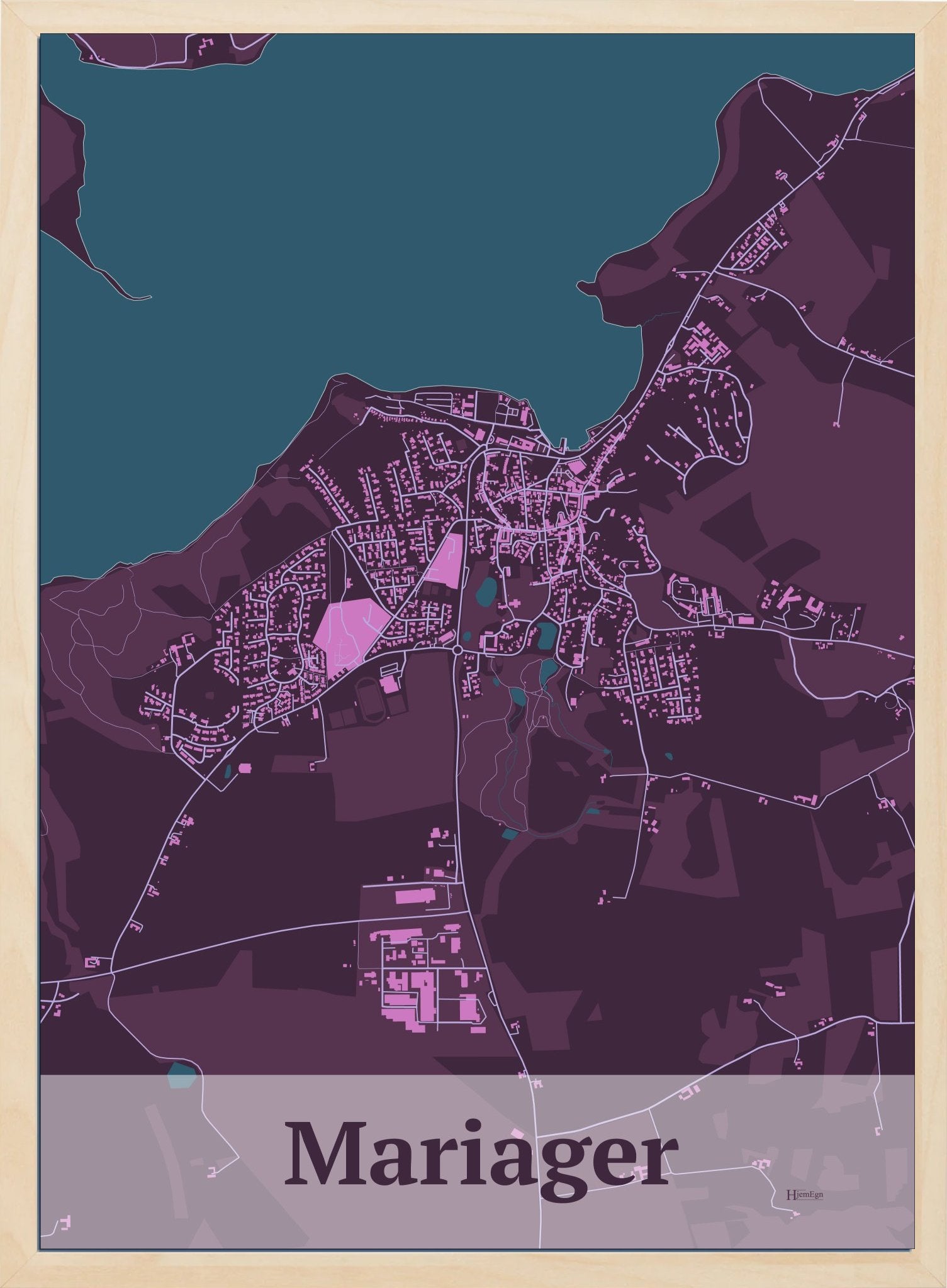 Mariager plakat i farve mørk rød og HjemEgn.dk design firkantet. Design bykort for Mariager