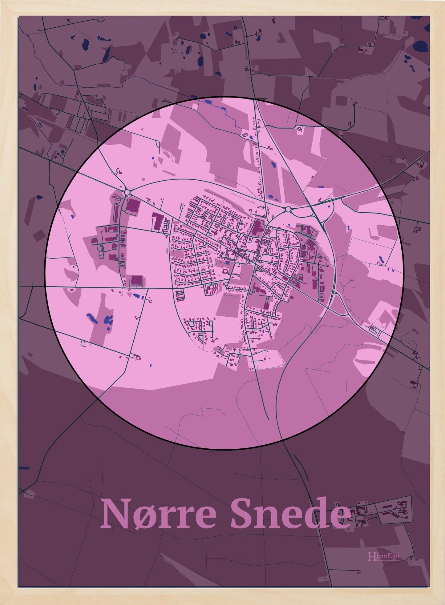 Nørre Snede plakat i farve pastel rød og HjemEgn.dk design centrum. Design bykort for Nørre Snede
