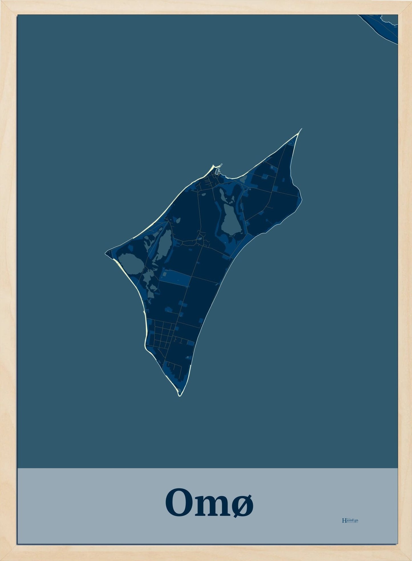 Omø plakat i farve mørk blå og HjemEgn.dk design firkantet. Design ø-kort for Omø