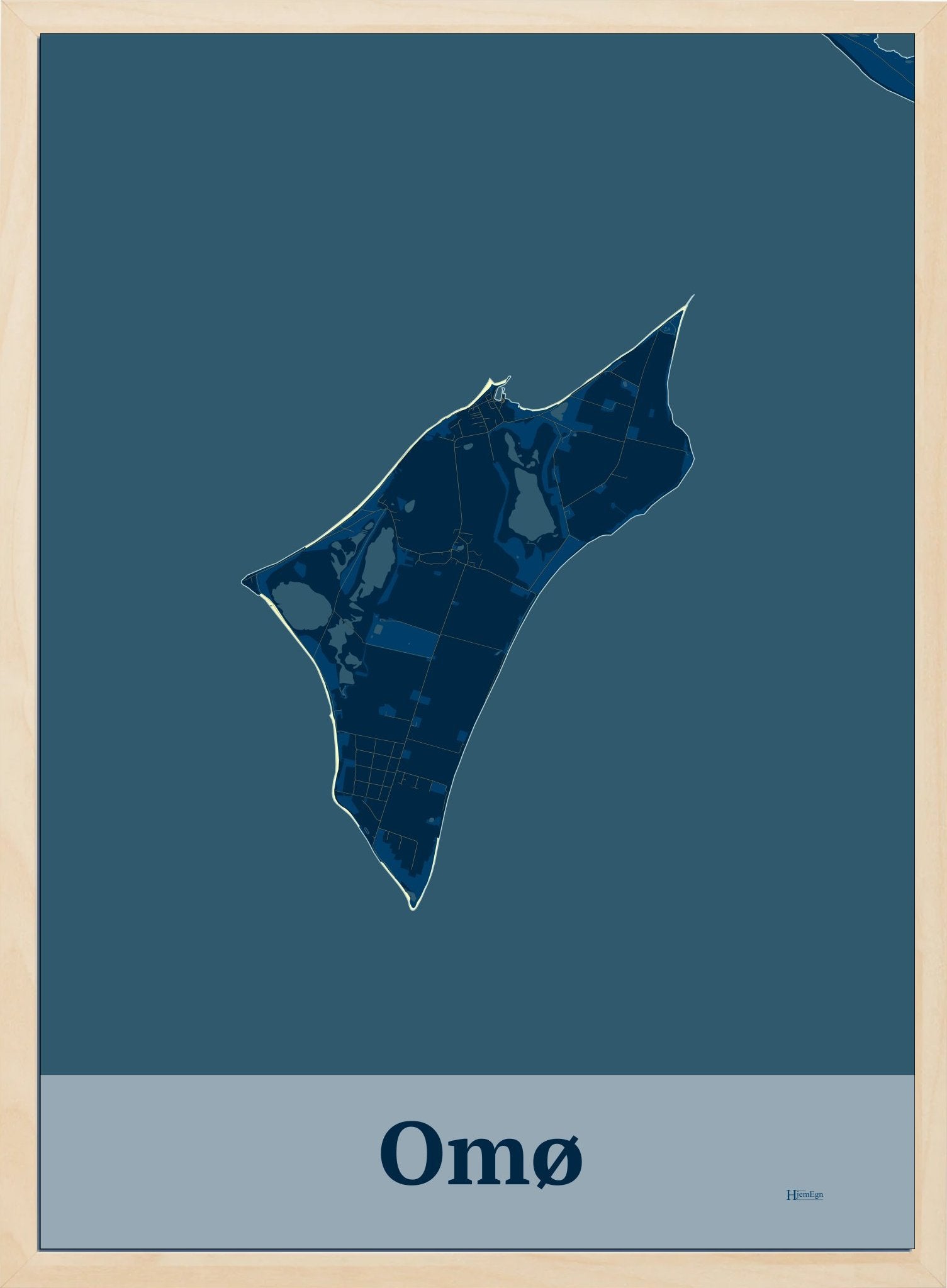 Omø plakat i farve mørk blå og HjemEgn.dk design firkantet. Design ø-kort for Omø