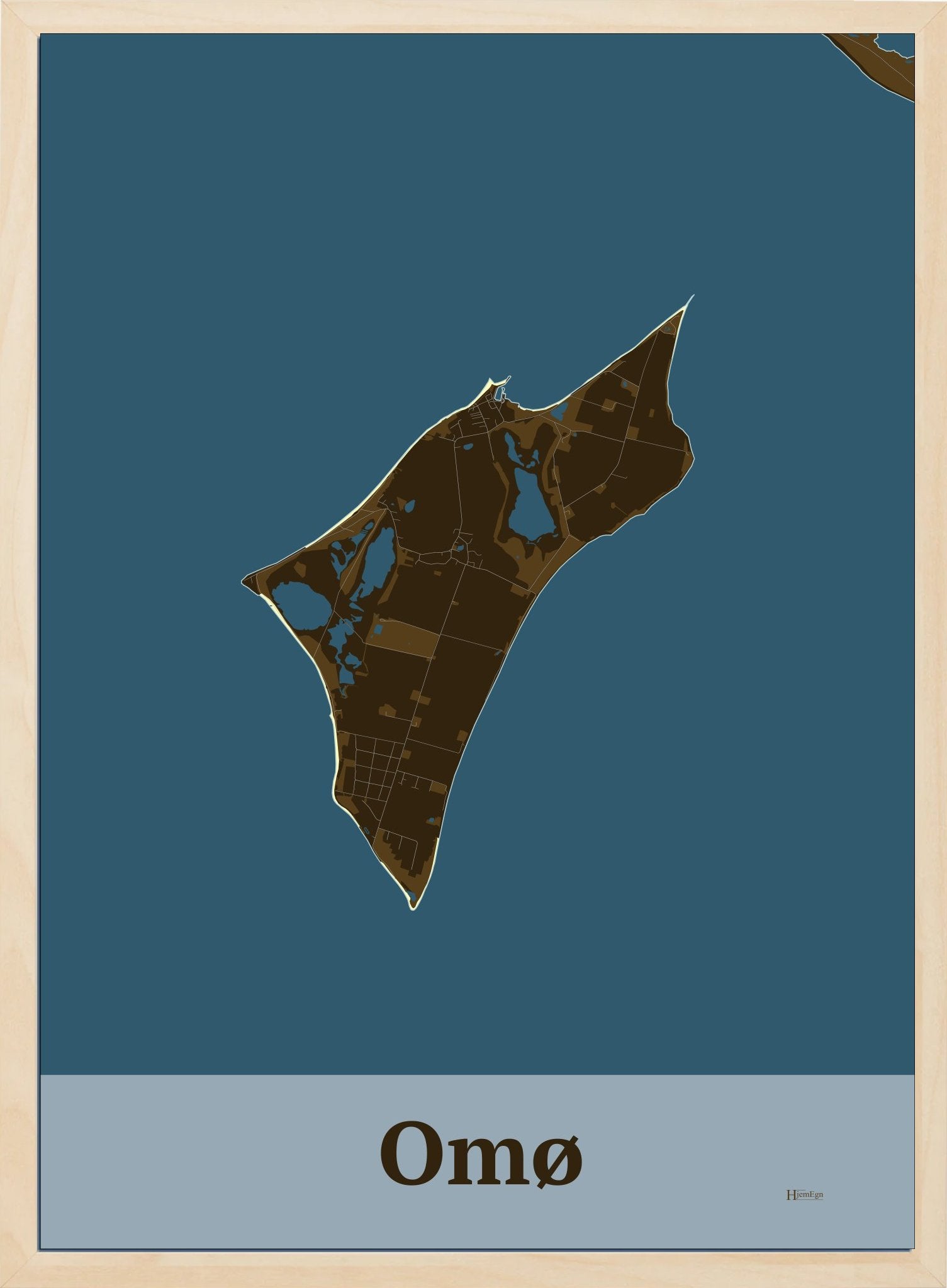 Omø plakat i farve mørk brun og HjemEgn.dk design firkantet. Design ø-kort for Omø