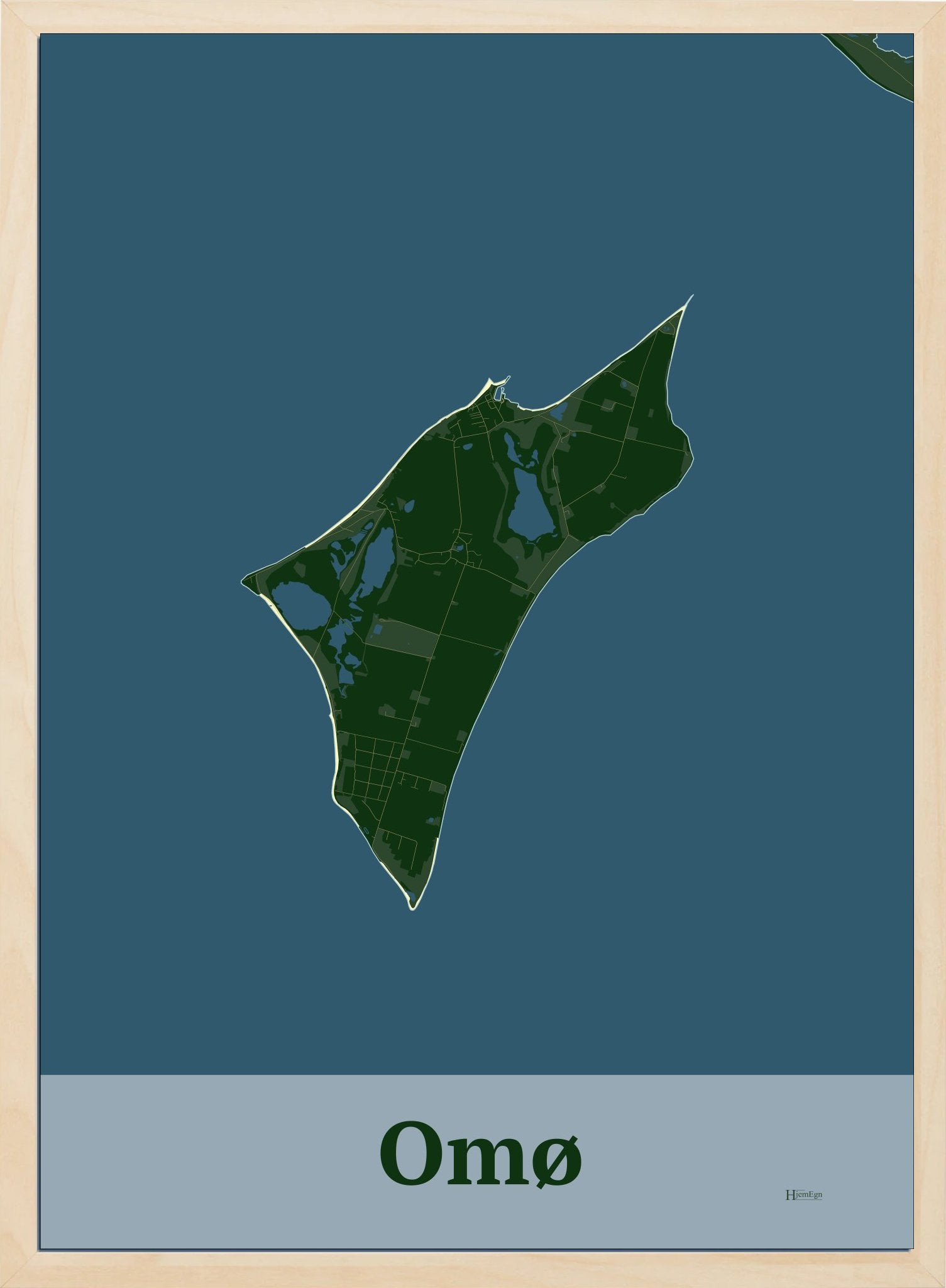 Omø plakat i farve mørk grøn og HjemEgn.dk design firkantet. Design ø-kort for Omø
