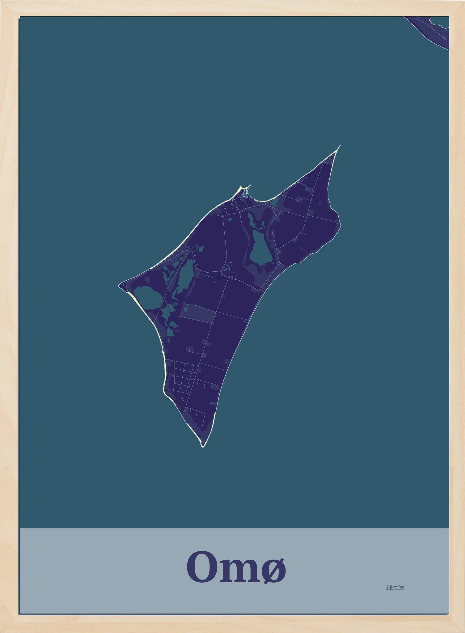 Omø plakat i farve mørk lilla og HjemEgn.dk design firkantet. Design ø-kort for Omø