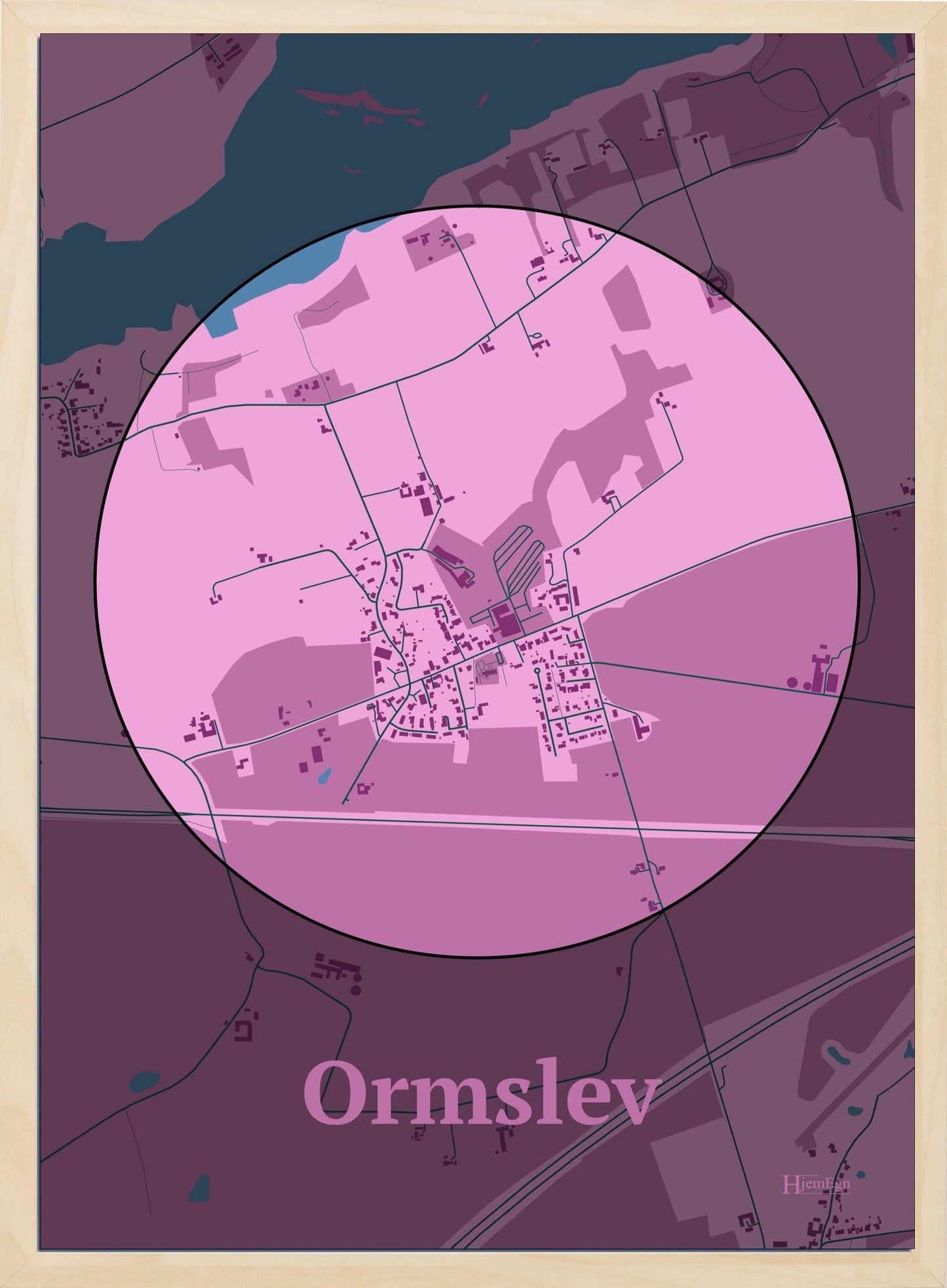 Ormslev plakat i farve pastel rød og HjemEgn.dk design centrum. Design bykort for Ormslev