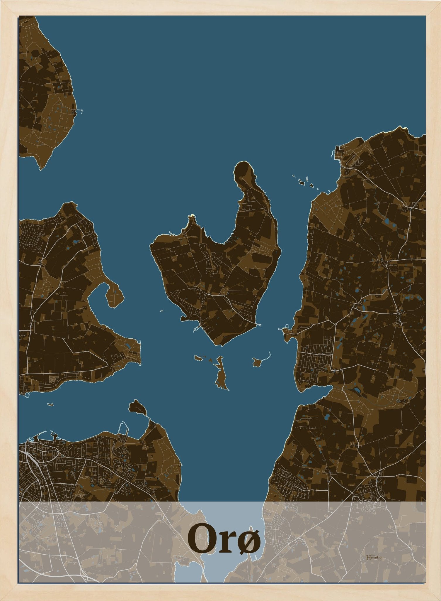 Orø plakat i farve mørk brun og HjemEgn.dk design firkantet. Design ø-kort for Orø