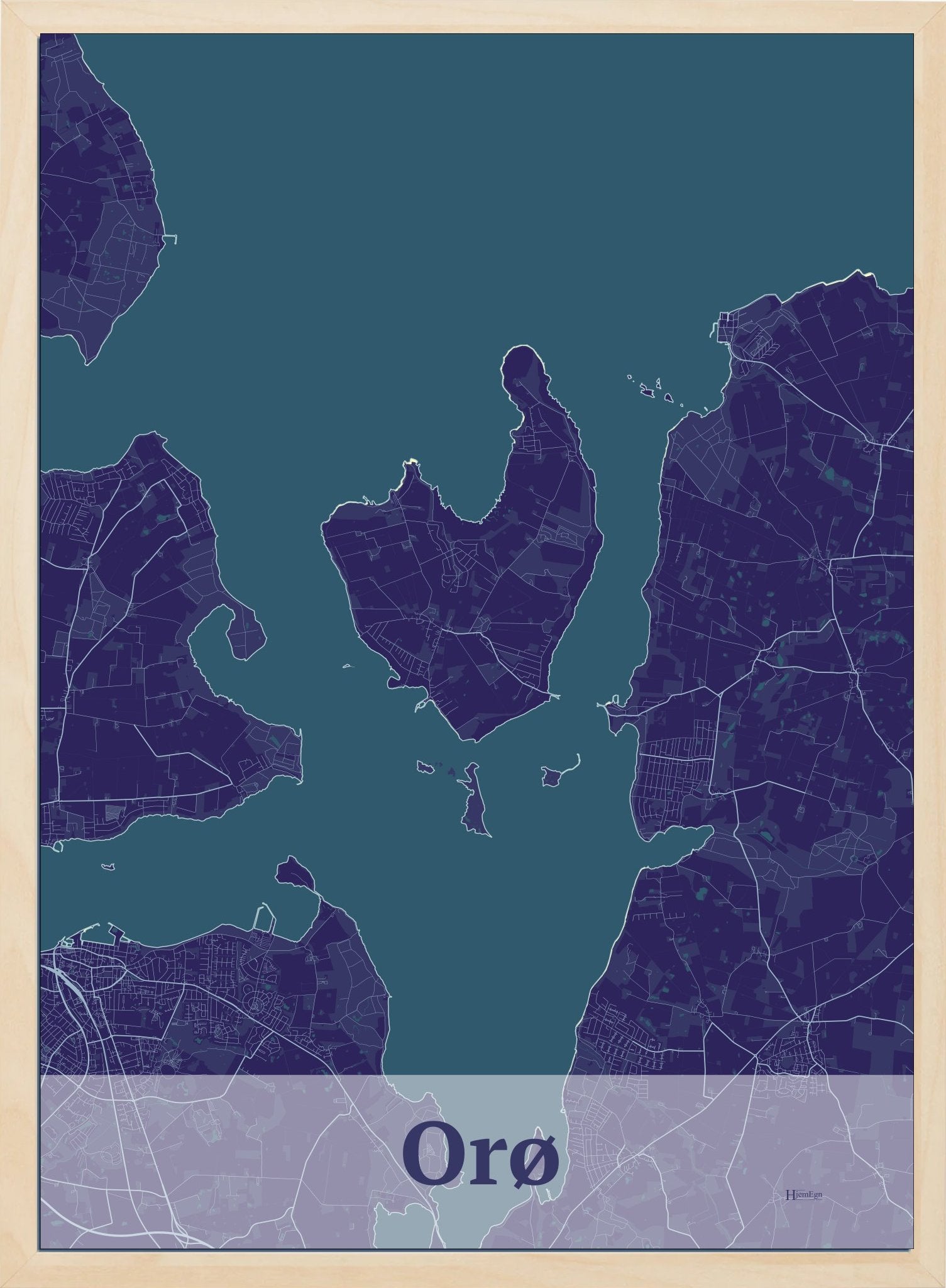 Orø plakat i farve mørk lilla og HjemEgn.dk design firkantet. Design ø-kort for Orø
